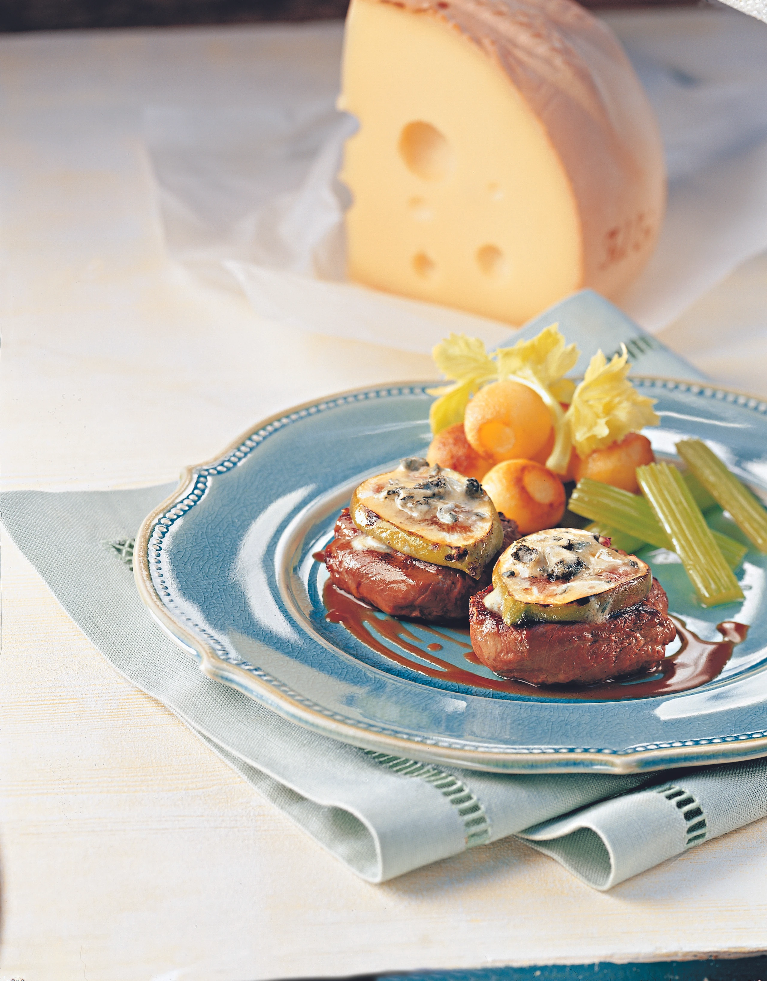 Überbackene Rehmedaillons mit Feigen und Erdäpfelbällchen