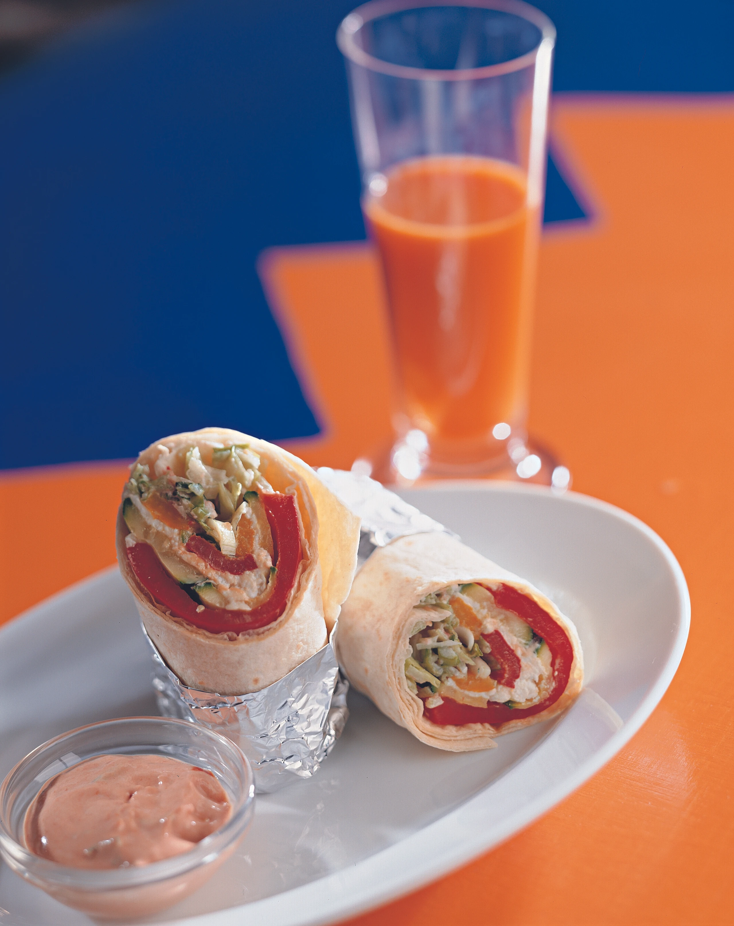 Wraps mit gegrilltem Gemüse, Schafkäse und Salsa-Dip