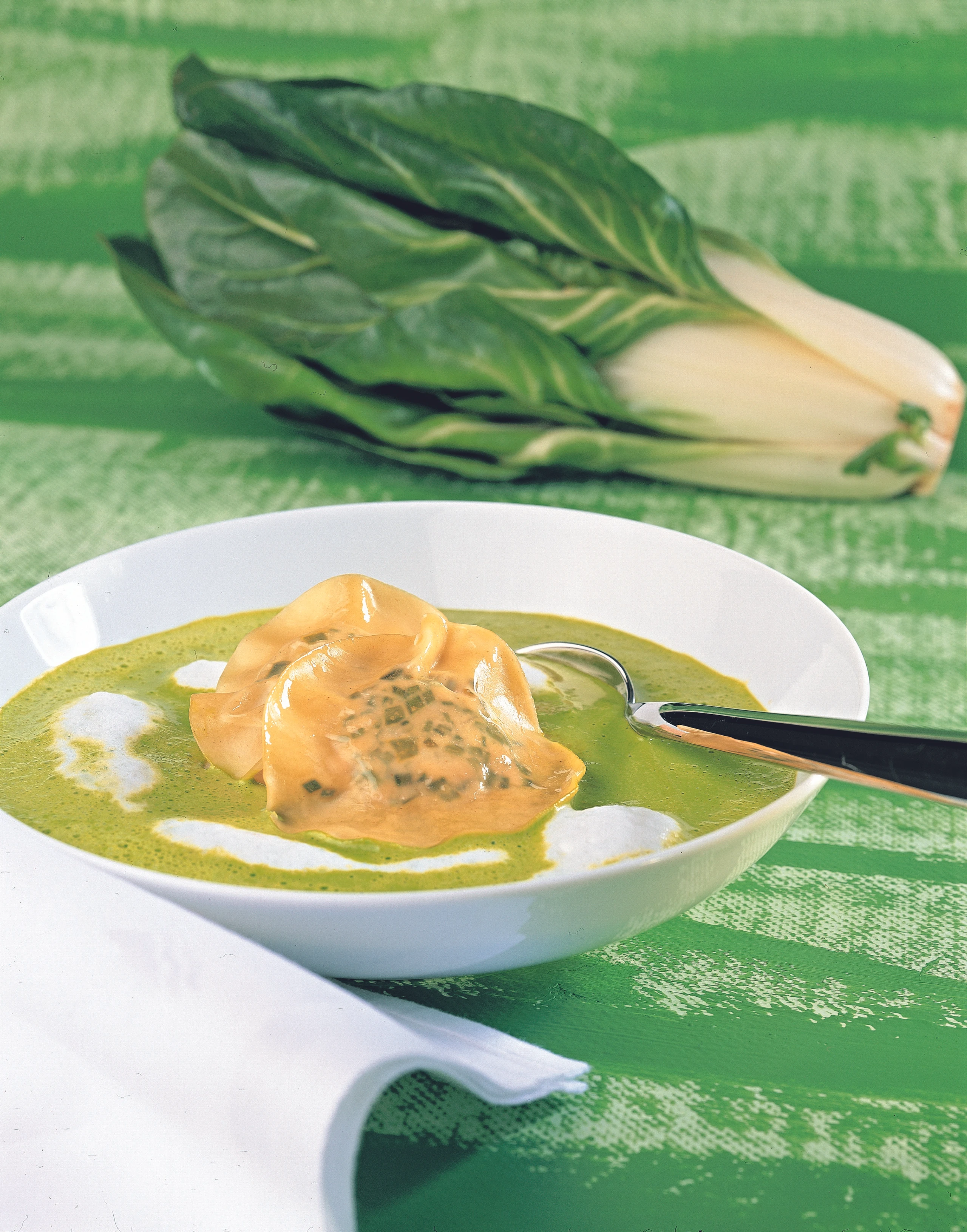 Mangoldsuppe mit Forellen-Ravioli