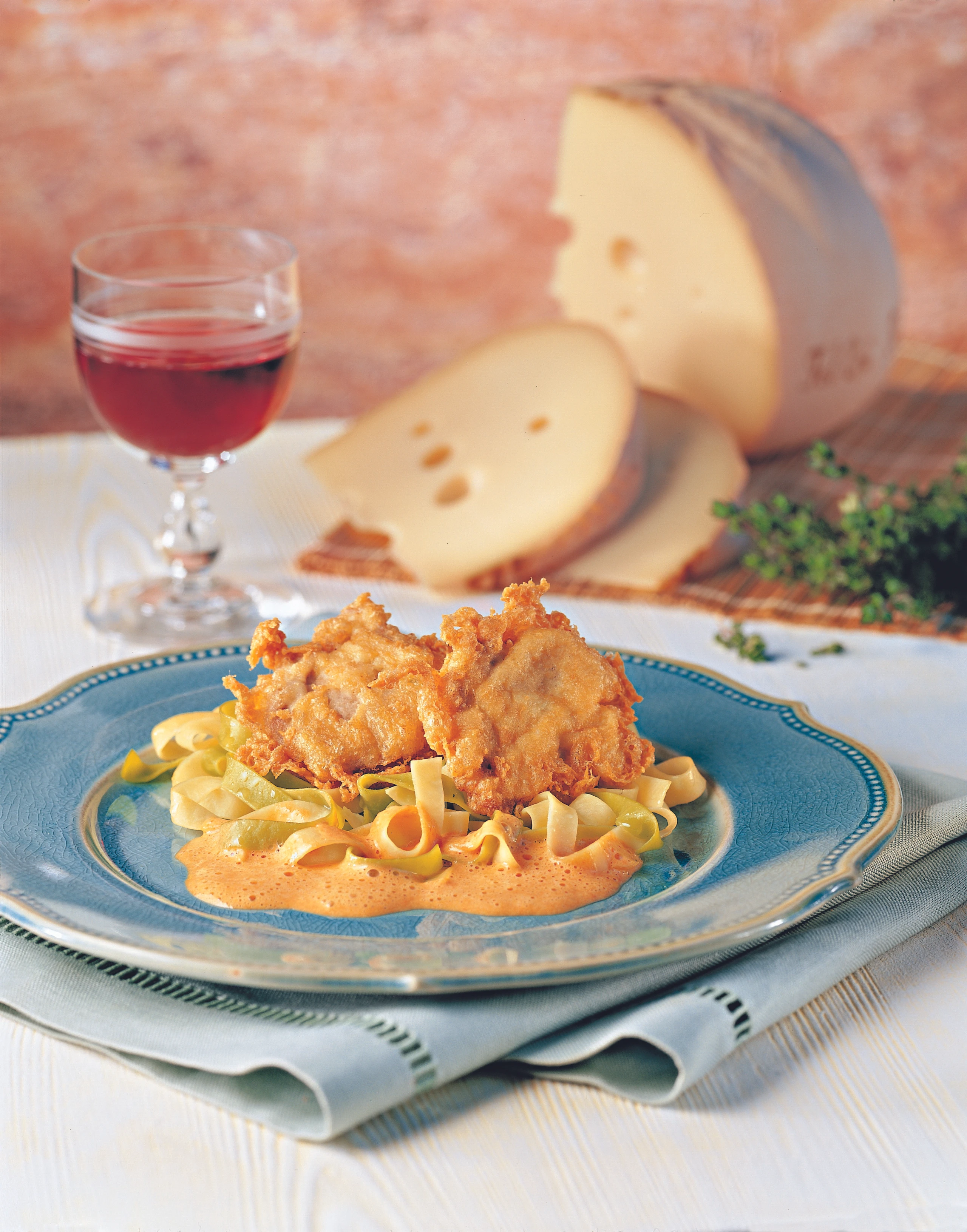 Käseschnitzel mit Paprikasauce