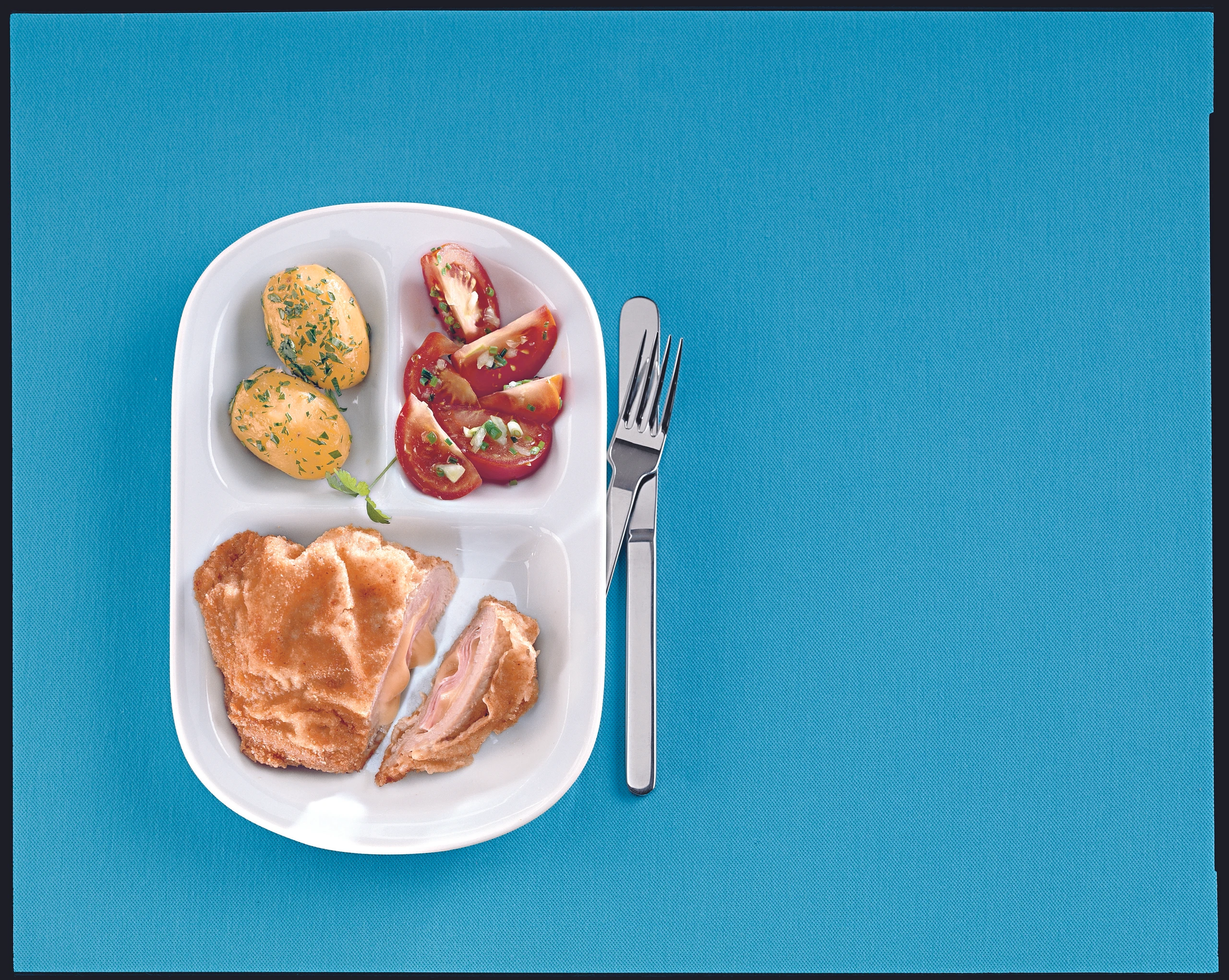 Cordon bleu vom Kalb mit Paradeissalat