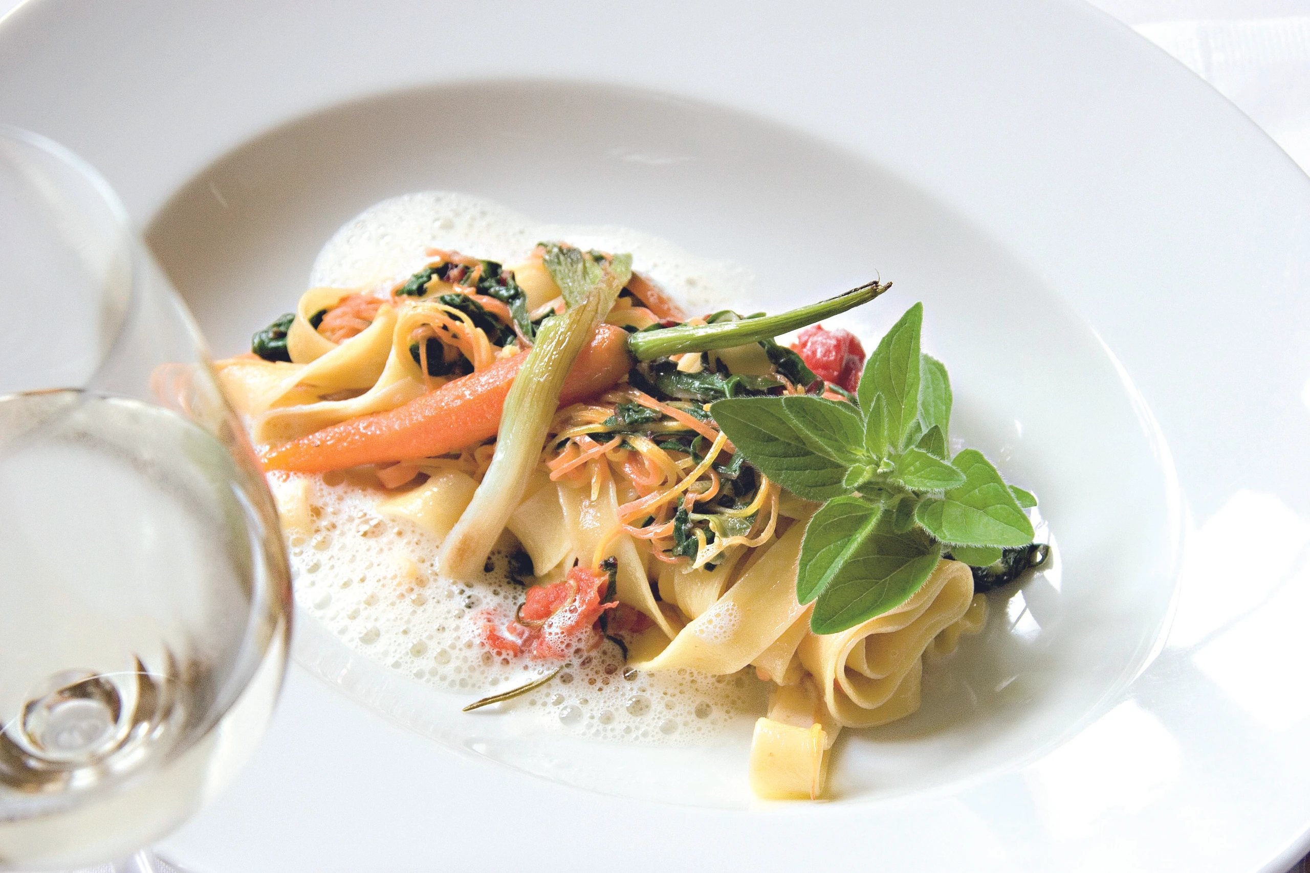 Bandnudeln mit Sommergemüse und Paradeisschaum