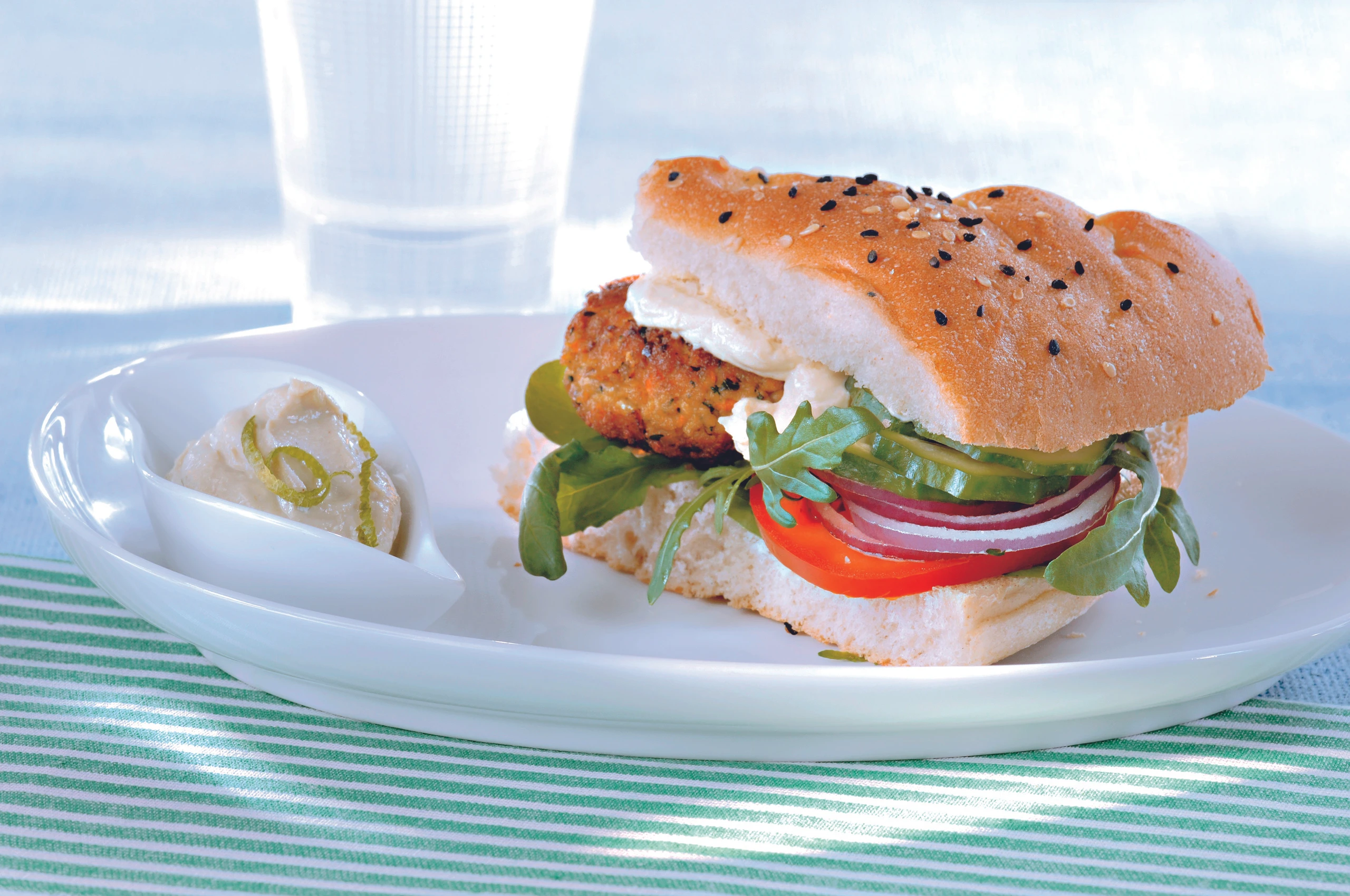 Veganer Tofuburger mit Tofu-Mayonnaise