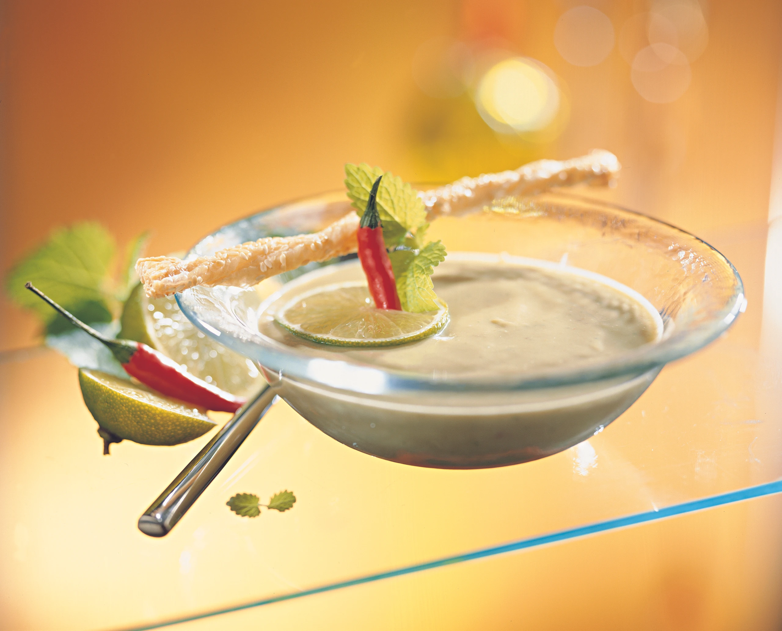 Kalte Avocadosuppe mit Knusperstangerln