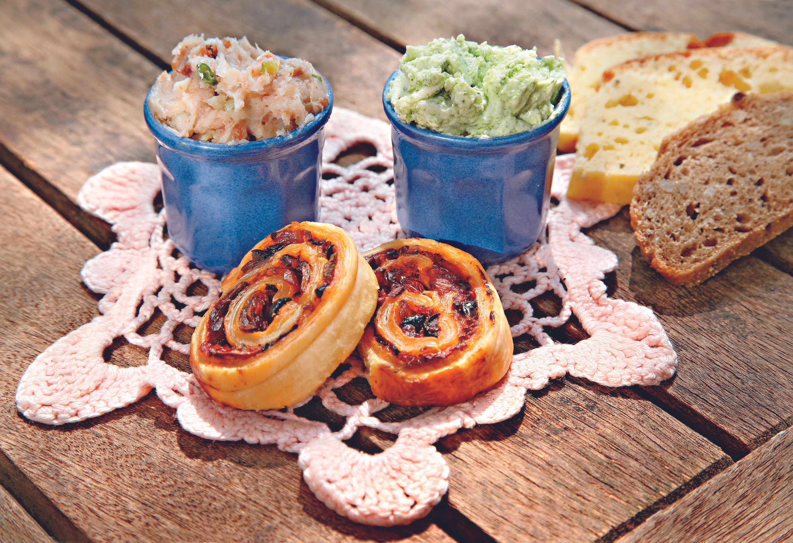 Knusprige Blätterteigschnecken mit Grammelschmalz und Topfen-Pesto