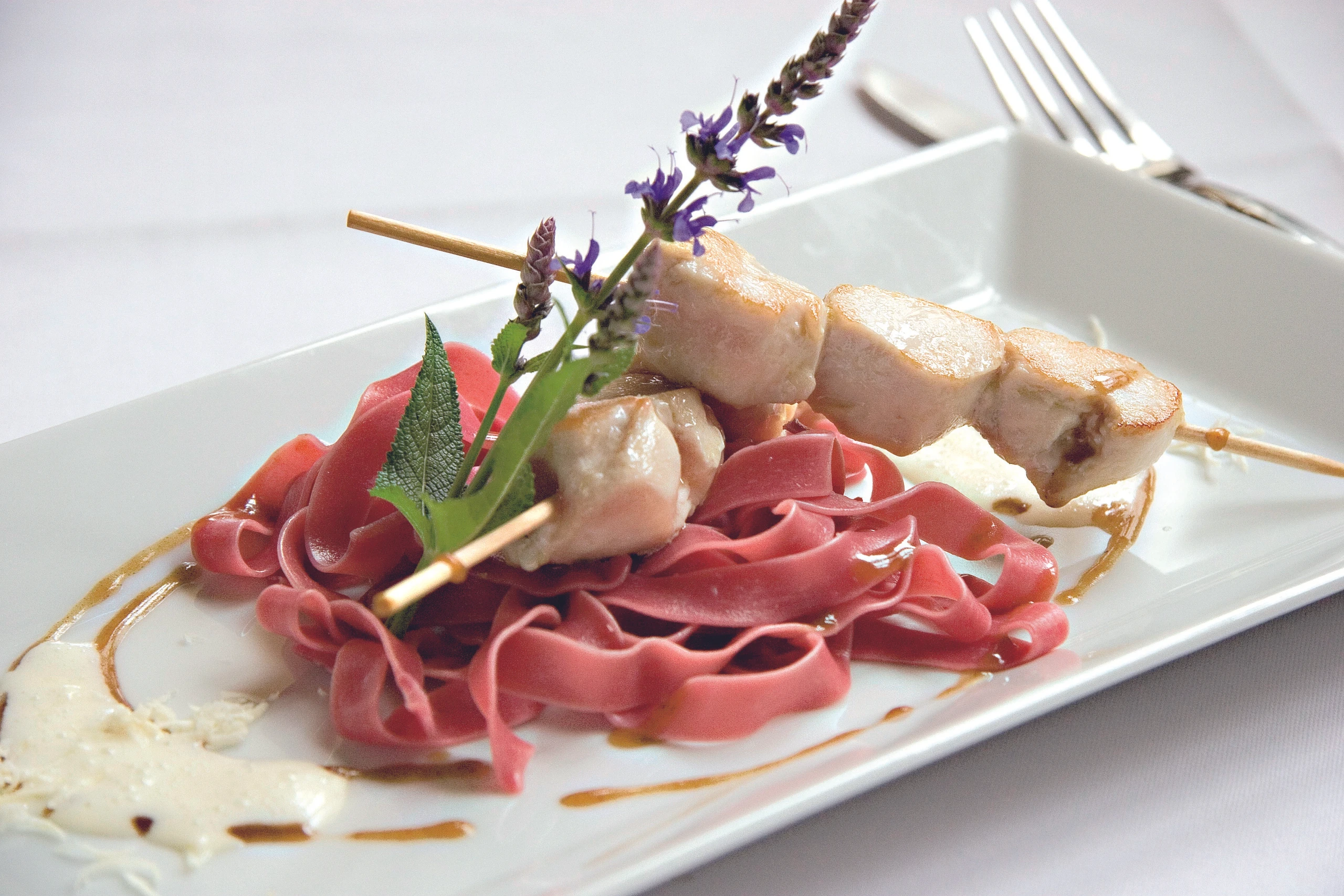 Kaninchenspieße auf Rote-Rüben-Nudeln und Krenschaum