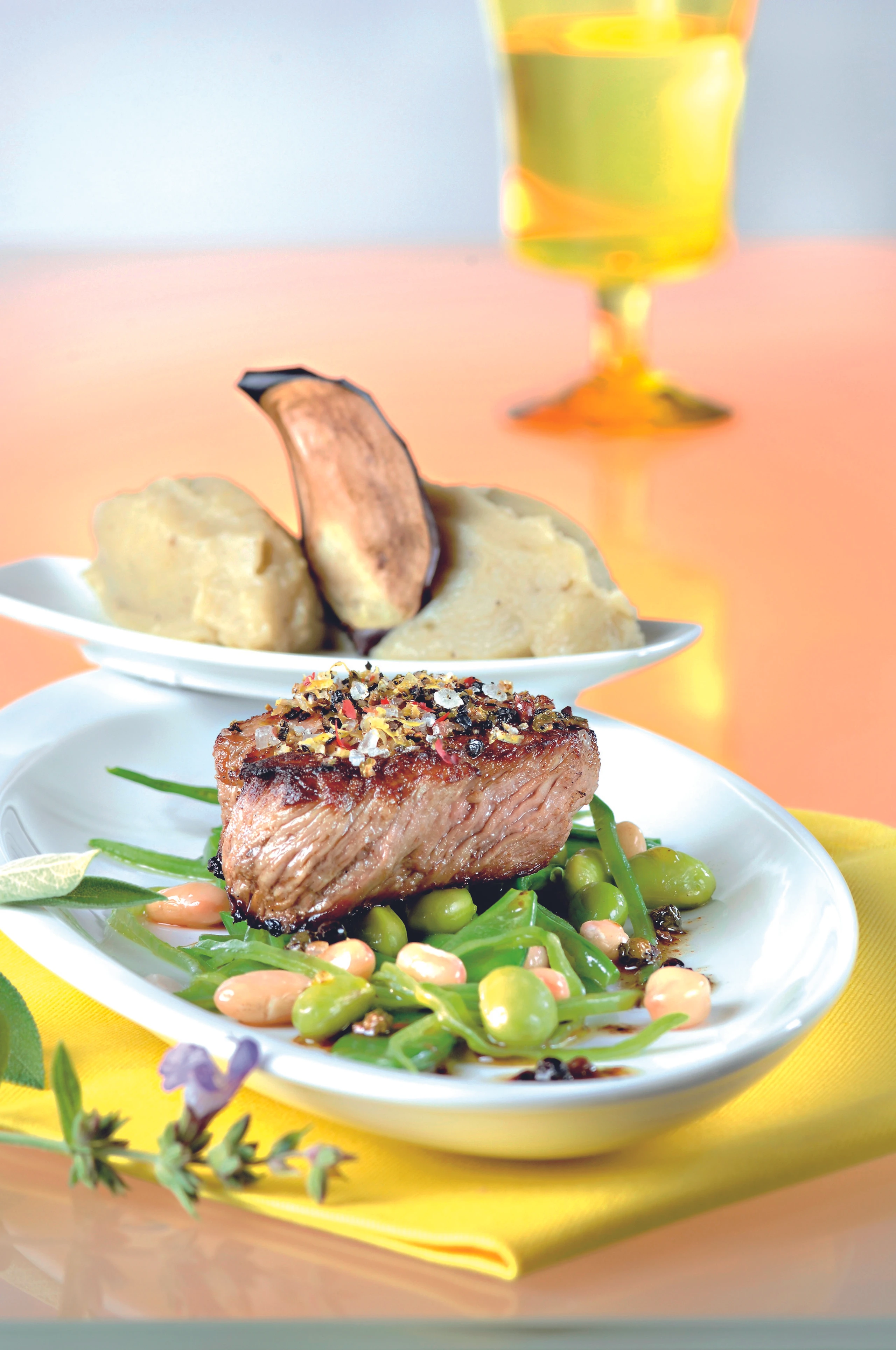 Kalbssteak mit Zitronenmarinade und Melanzanipüree