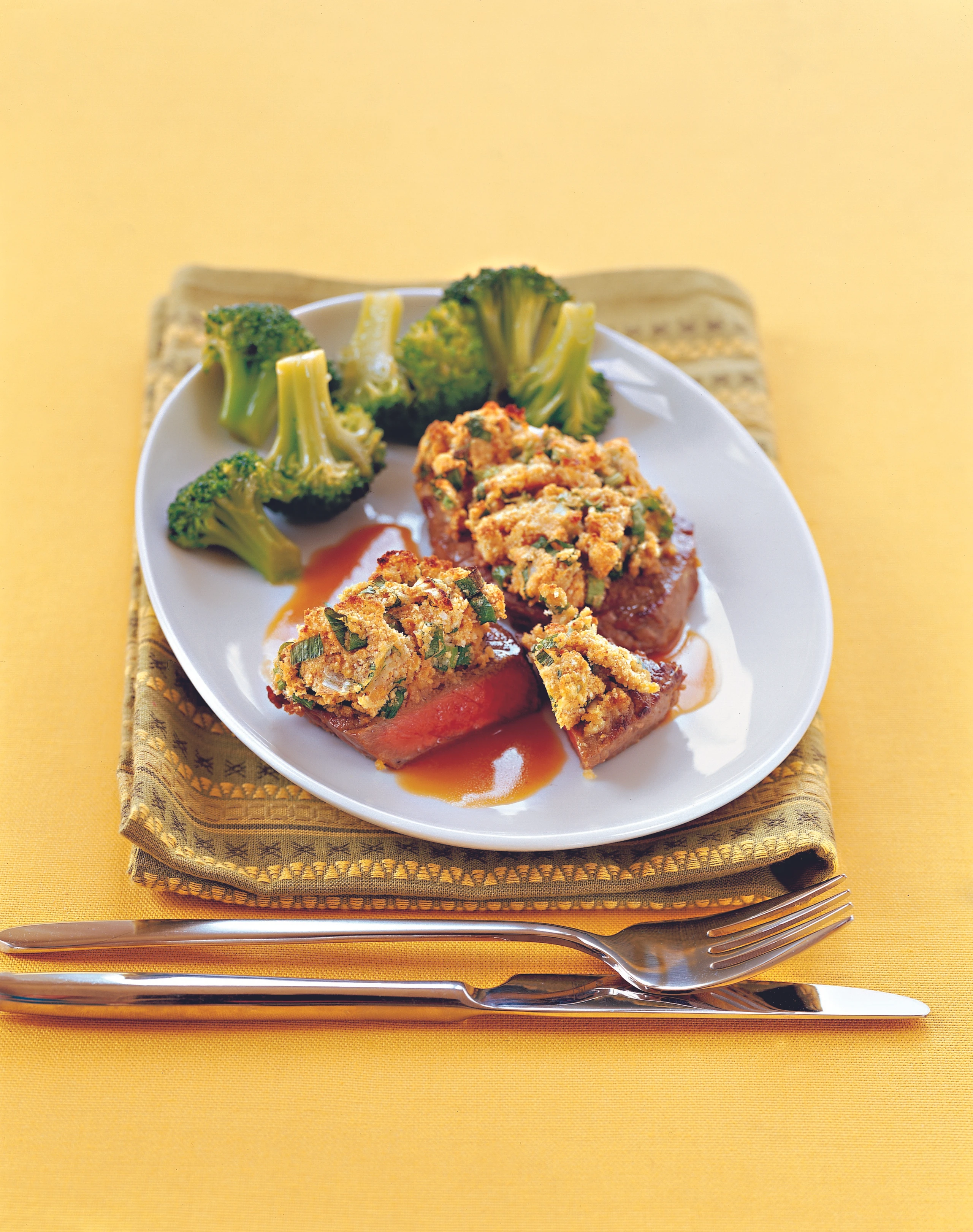 Steaks mit Kräuterkruste und Brokkoli