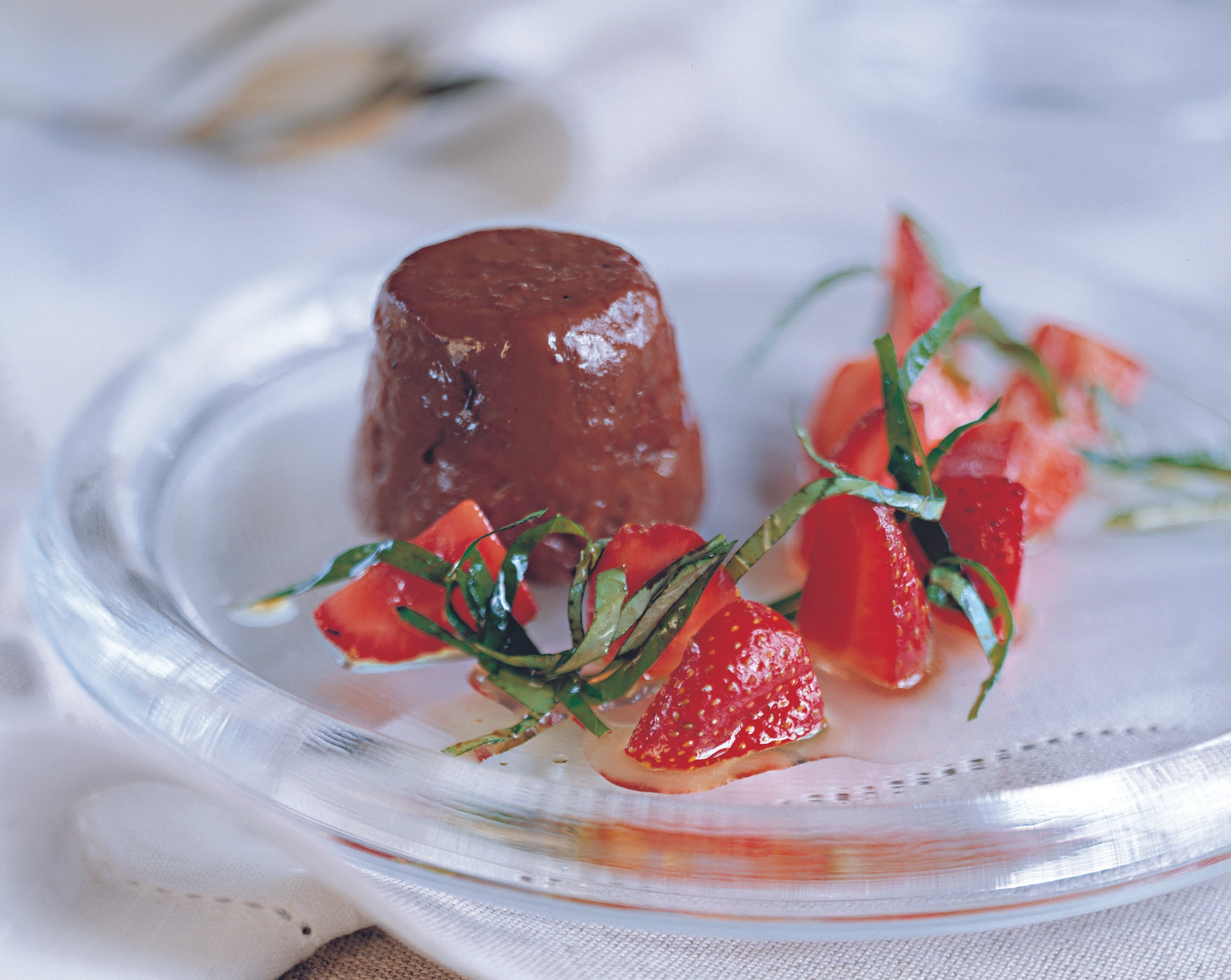 Schokolade-Olivenöl-Pudding mit marinierten Erdbeeren