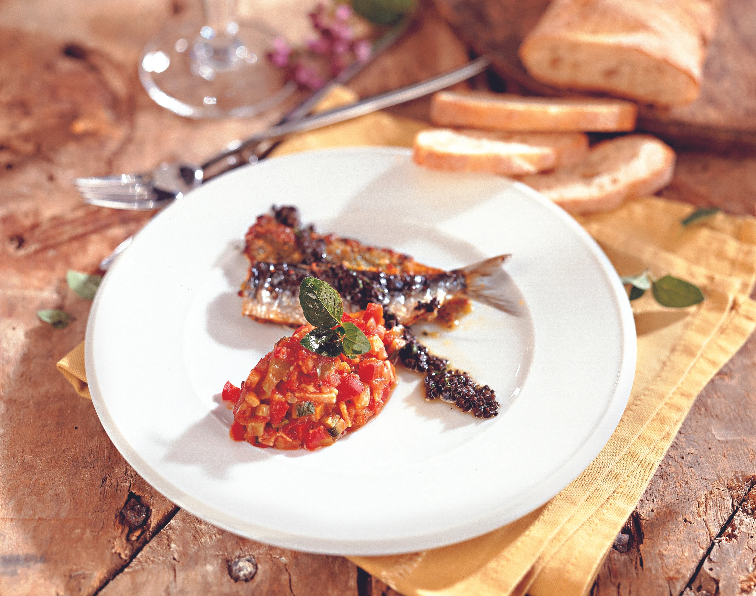 Kaltes Ratatouille mit Sardinen und Olivenkaviar