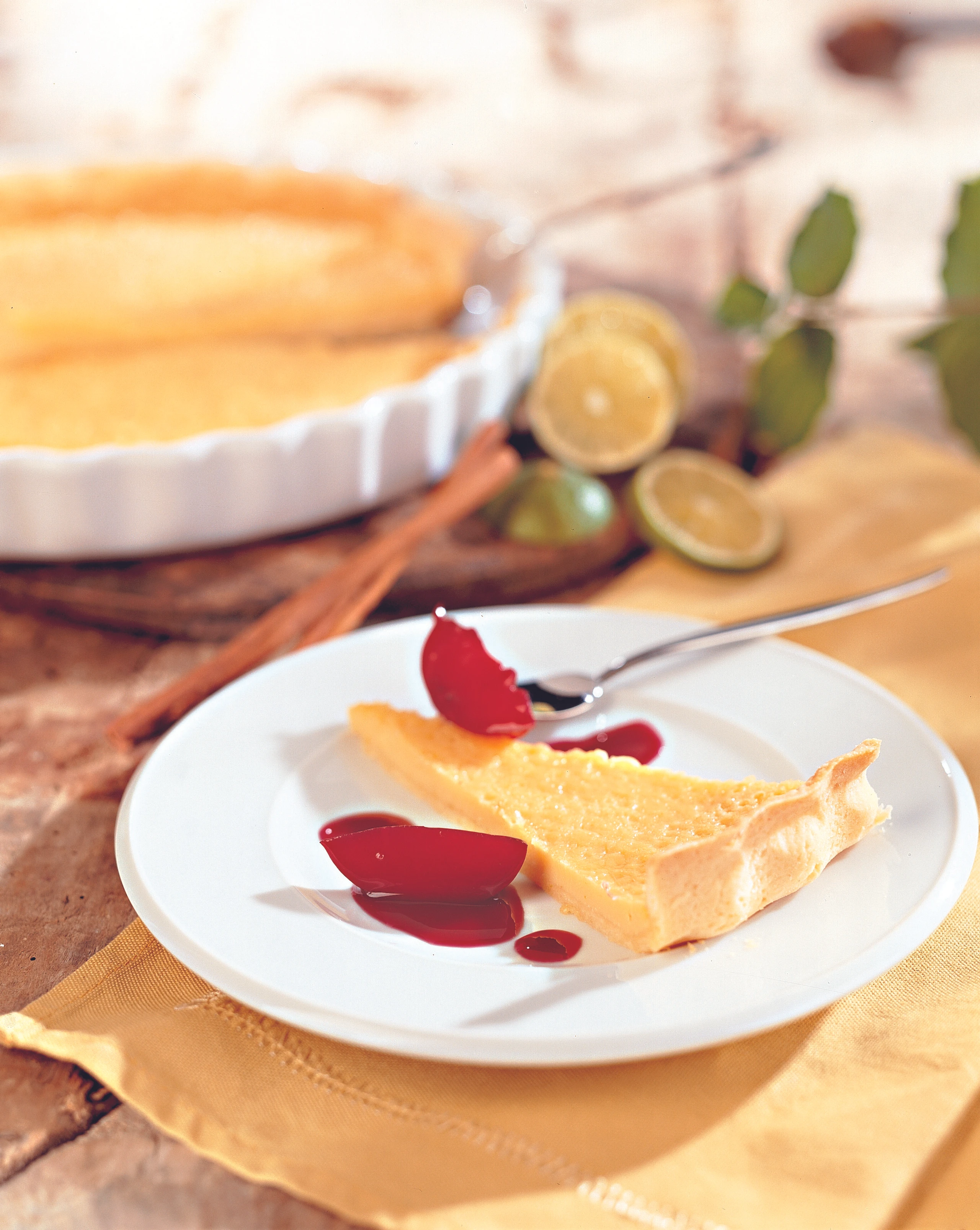 Limettentarte mit Rotwein-Zwetschken