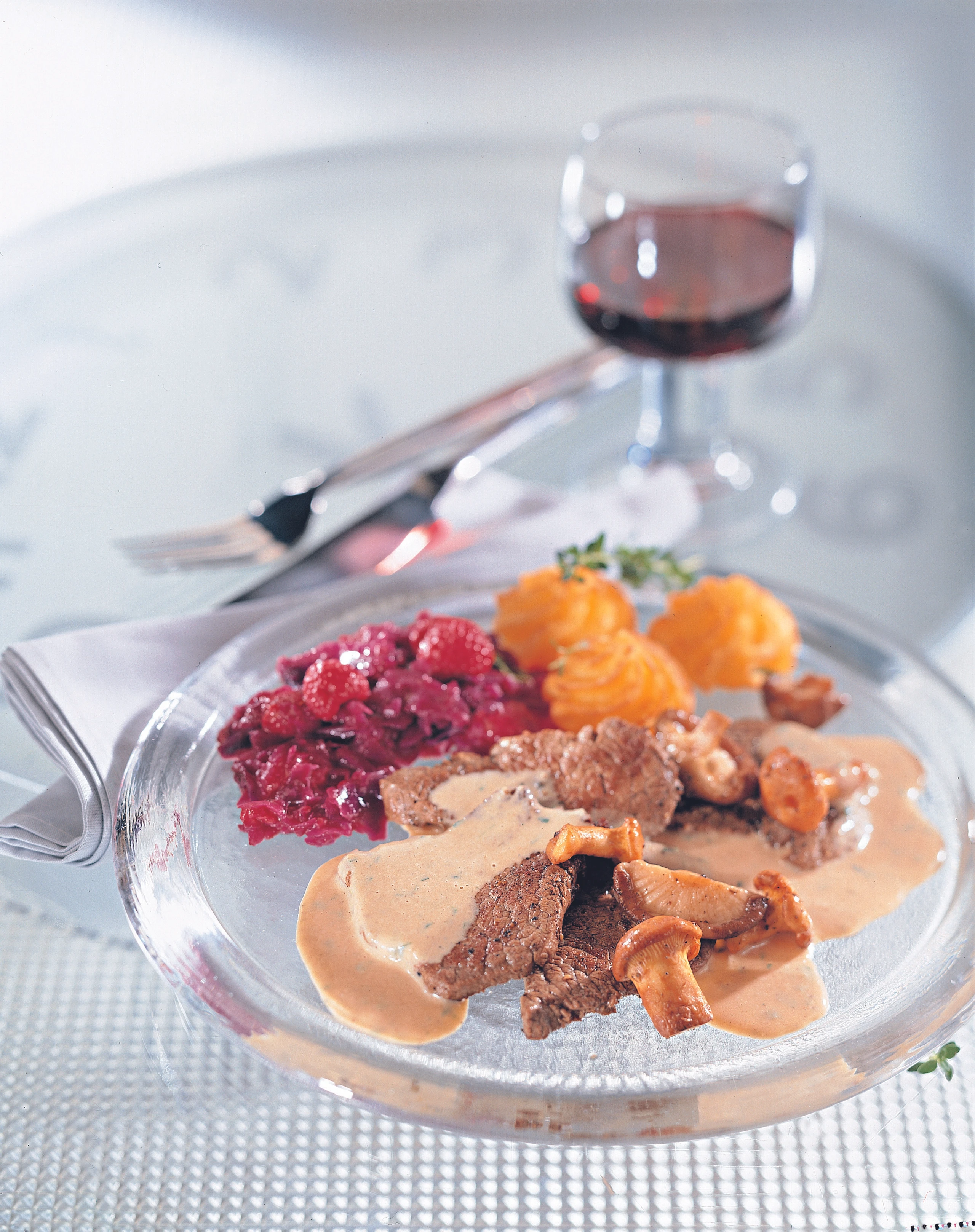 Geschnetzeltes mit Pilzen und Himbeer-Rotkraut