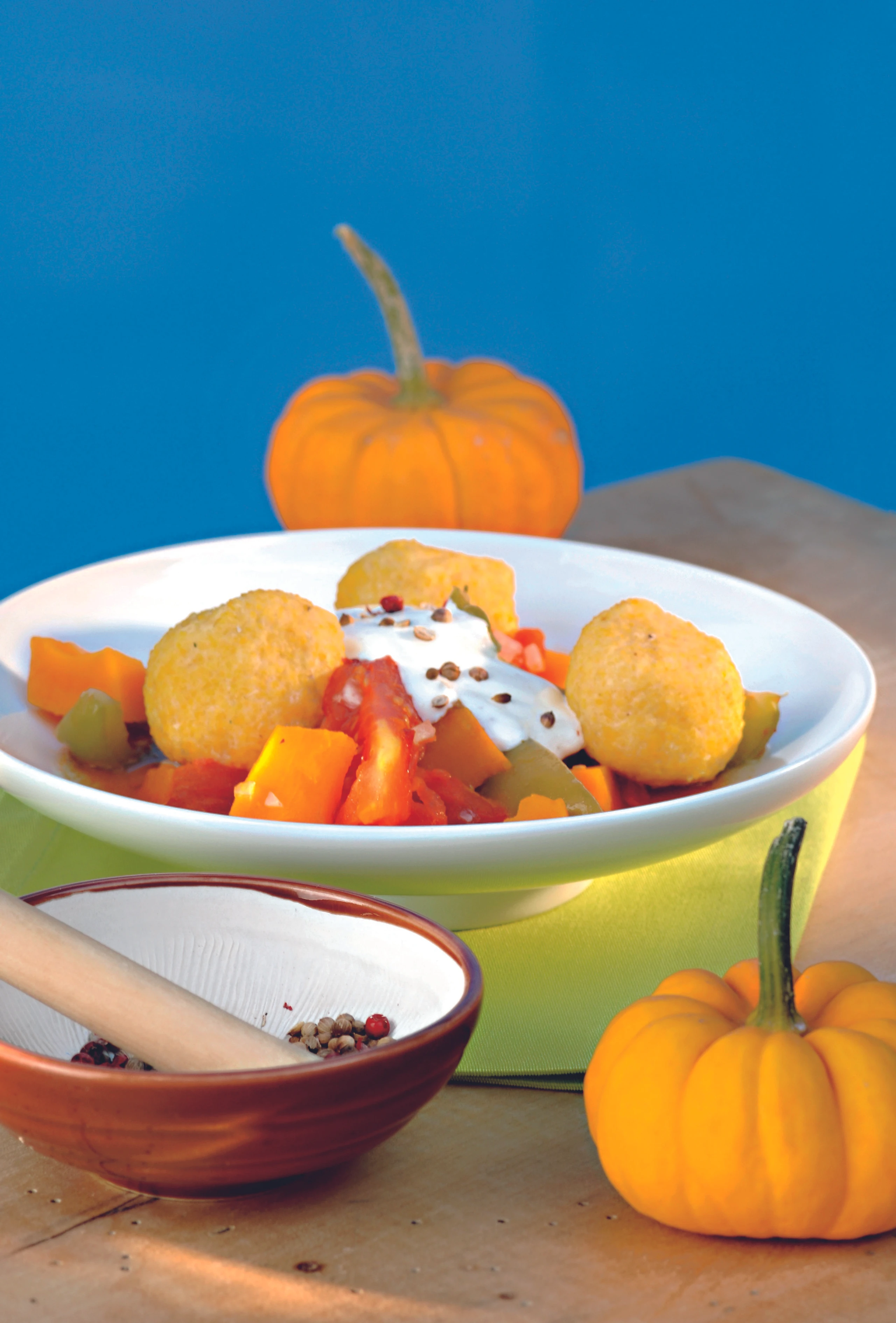 Polenta-Käse-Knödel mit Kürbis-Paradeis-Gemüse