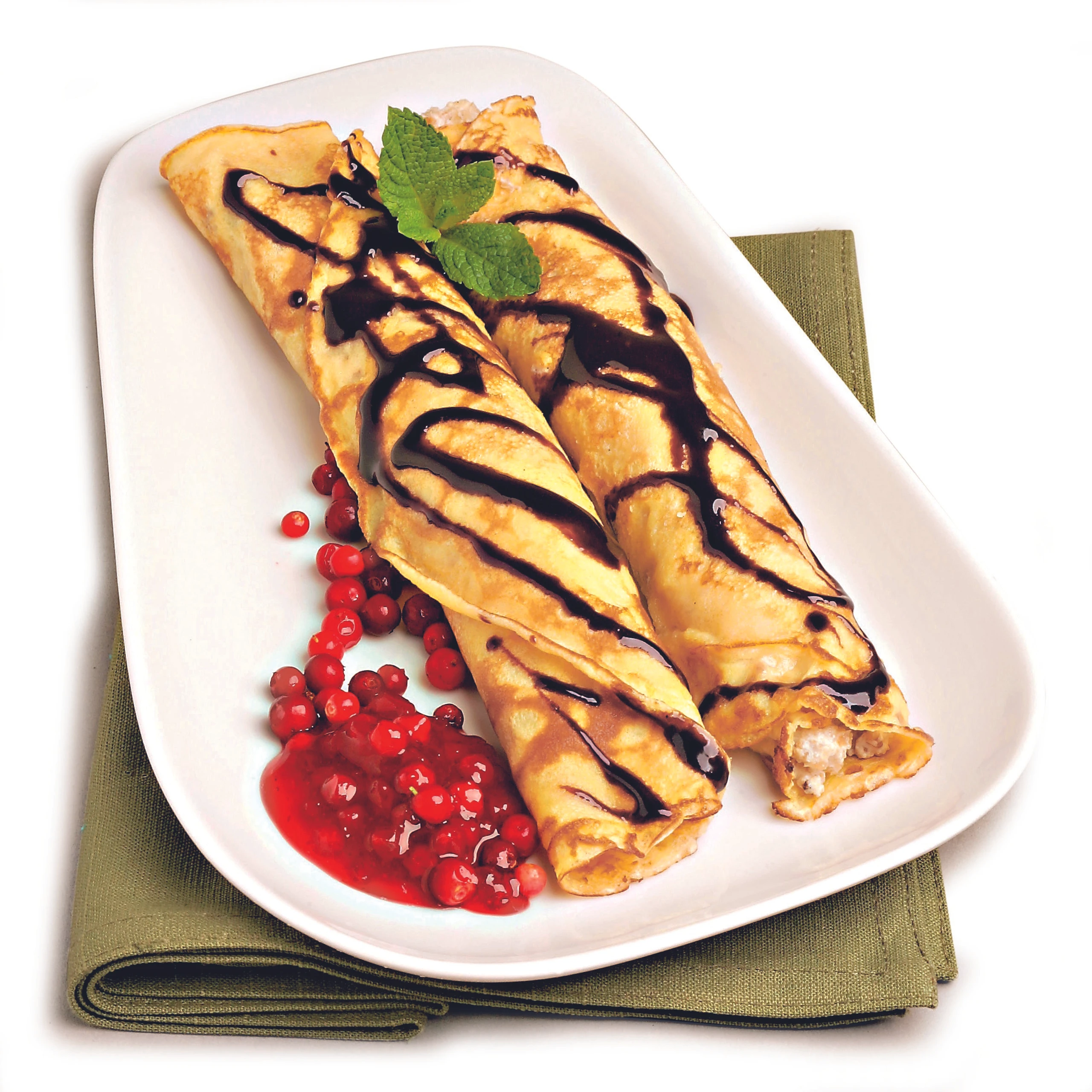 Palatschinken mit Nussfülle und Preiselbeeren