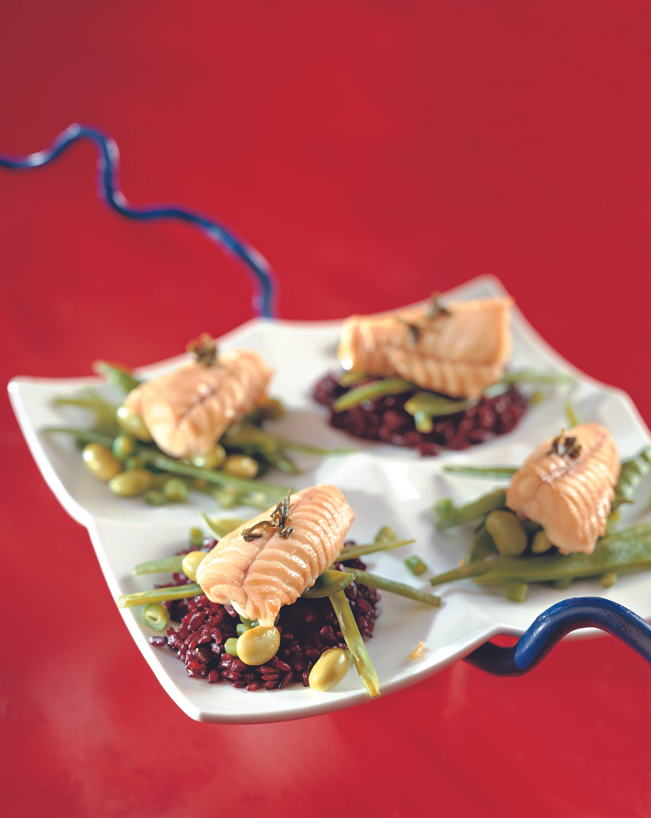 In Grüntee pochierter Seeteufel mit schwarzem Reis