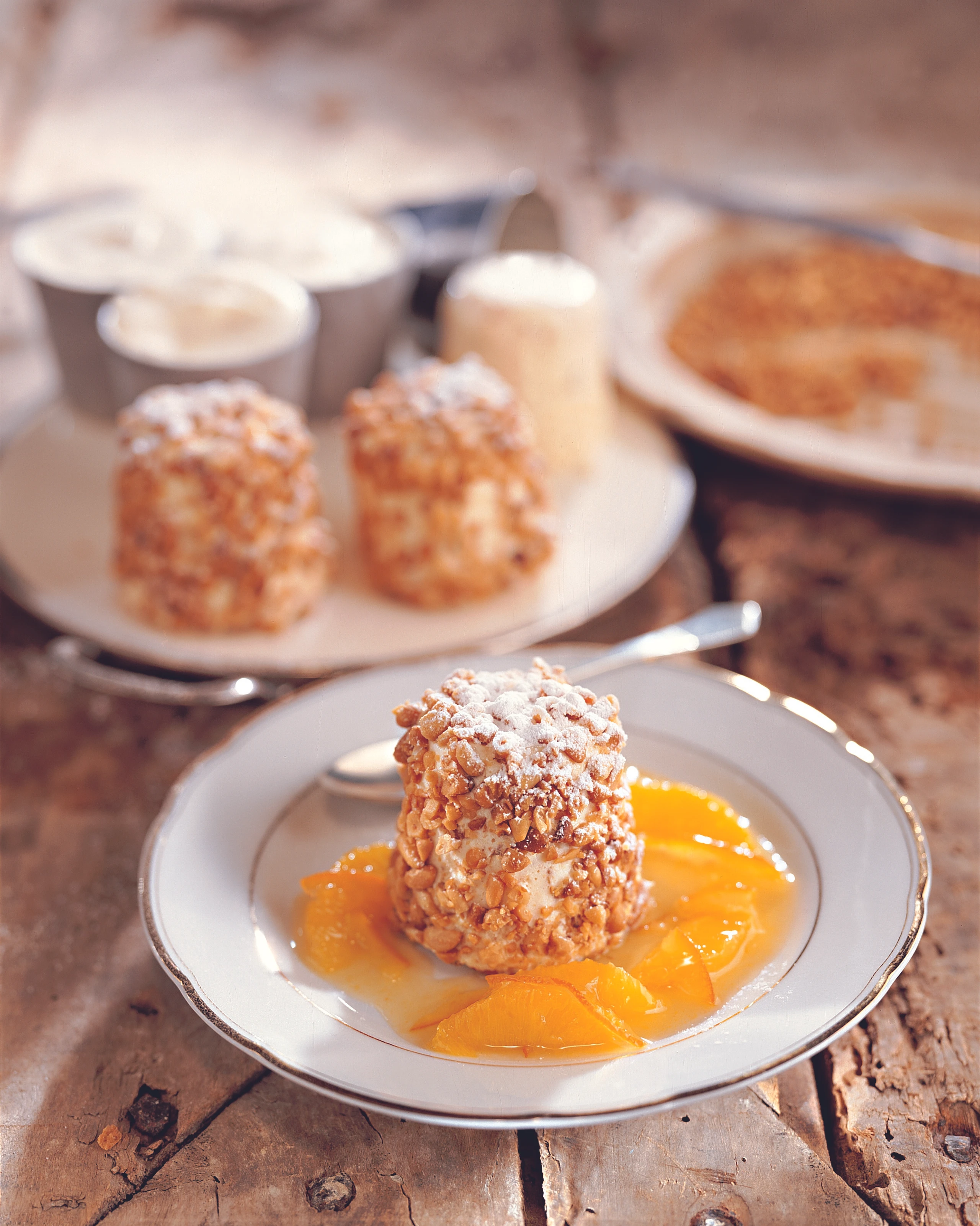 Pignoliparfait auf Orangensauce