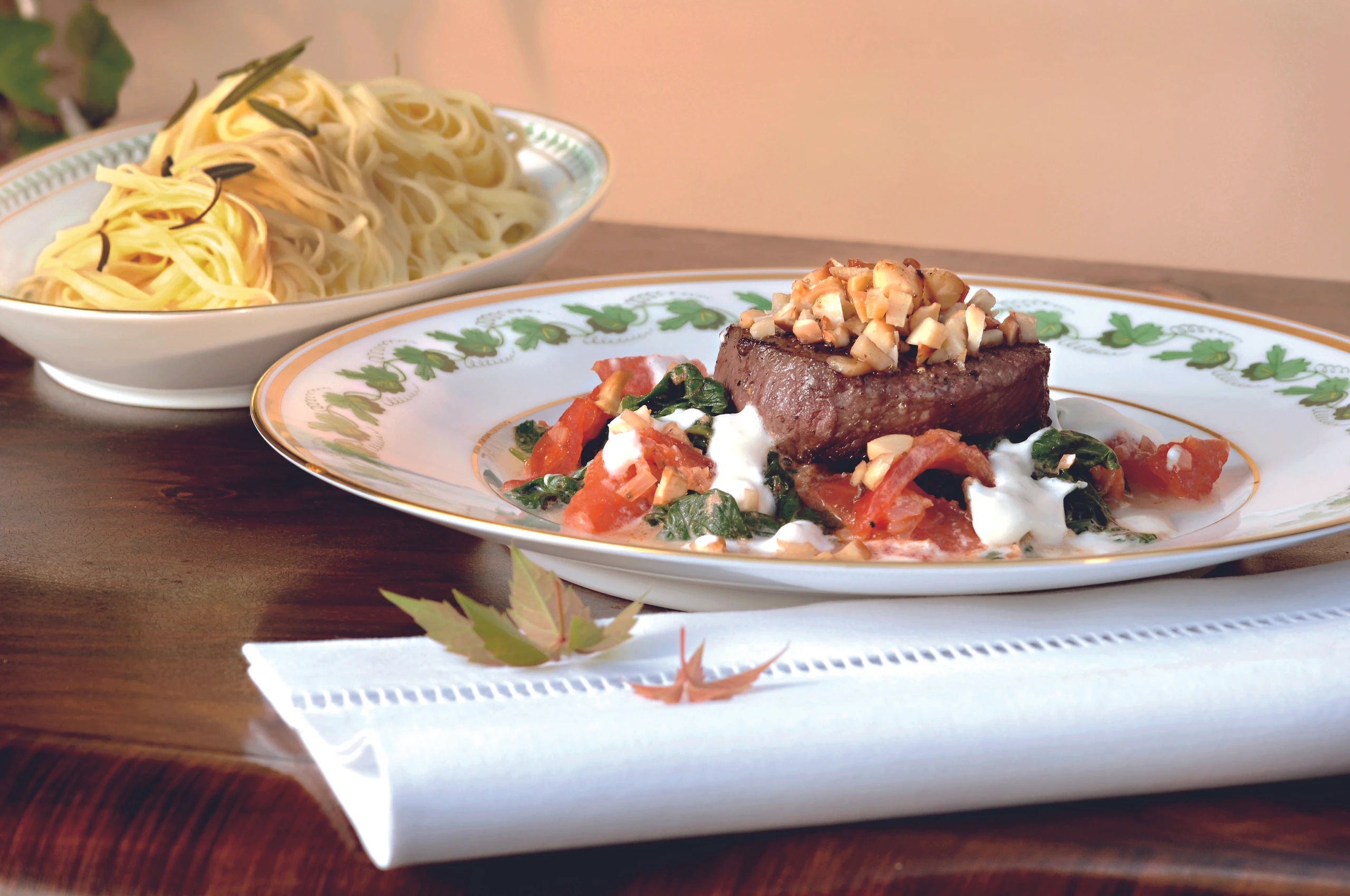 Hirschmedaillons mit Mandelkruste und Paradeis-Spinat