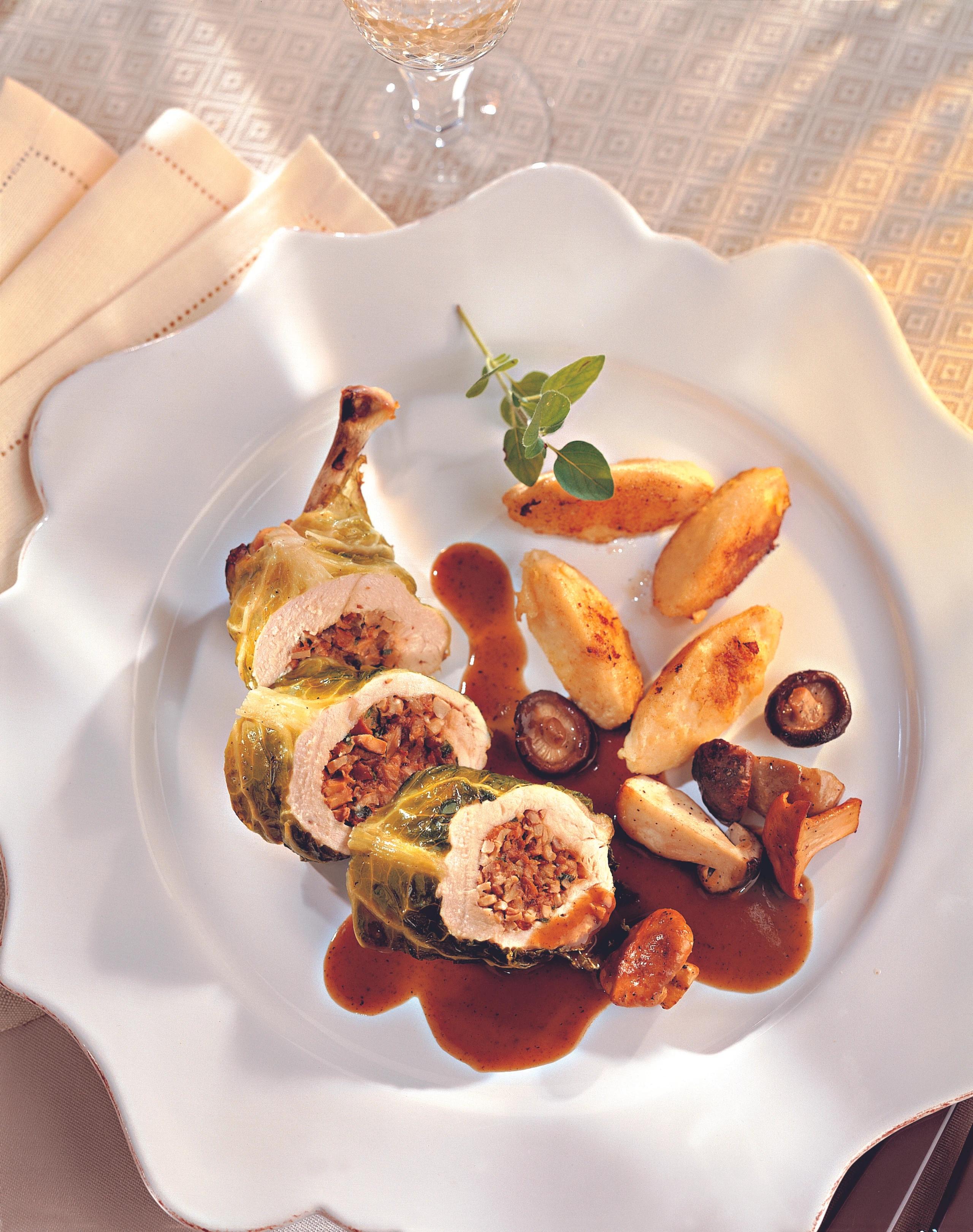 Gefüllte Hühnerbrust im Kohlblatt