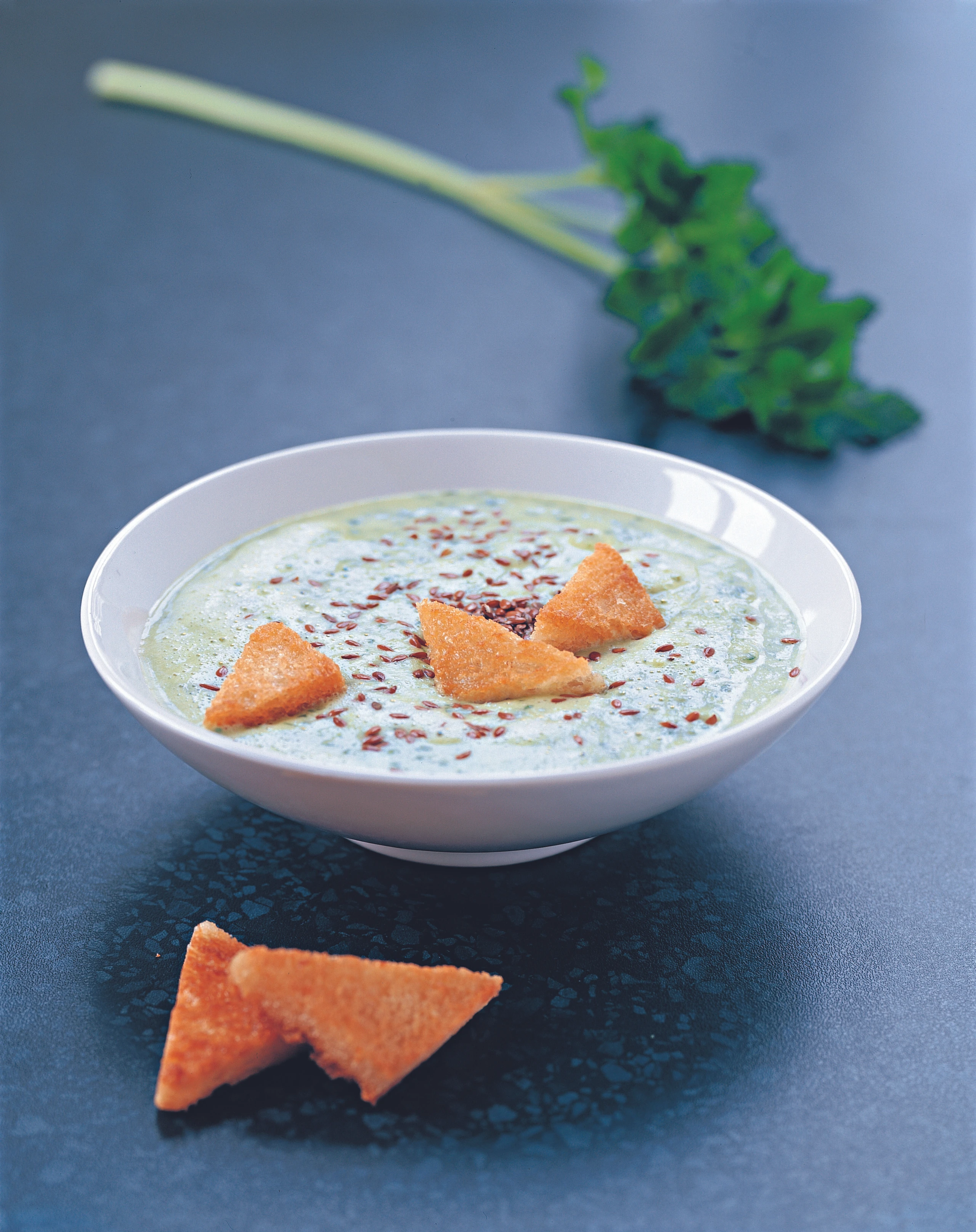 Petersilsuppe mit Leinsamen und Knusperbrot