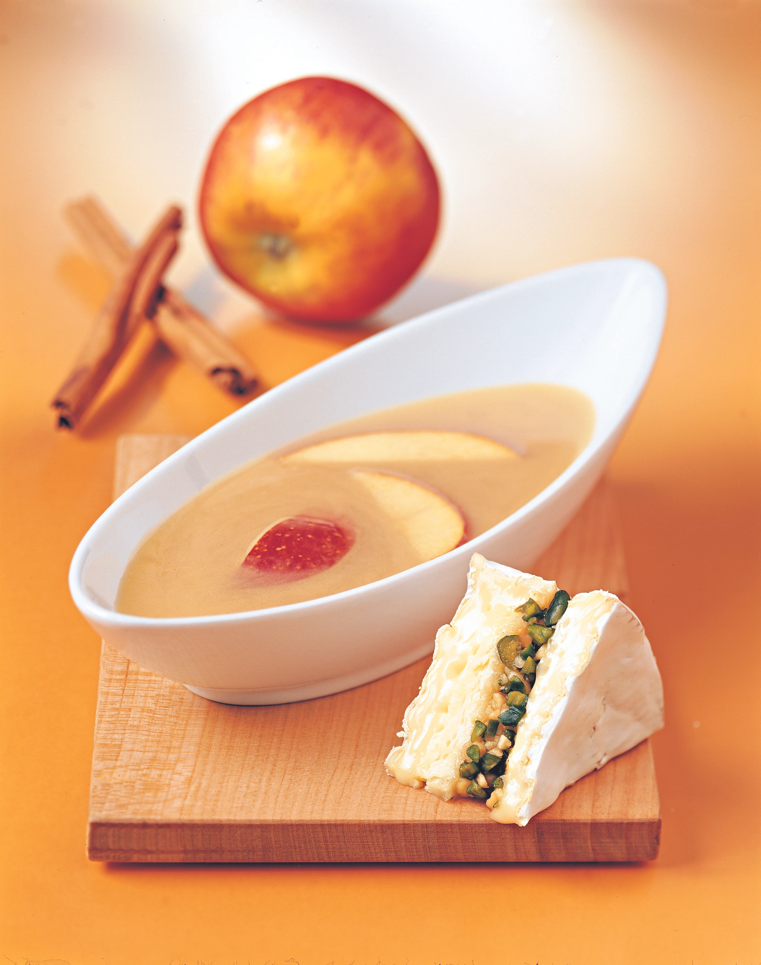 Apfel-Zimtsuppe mit Brie-Törtchen