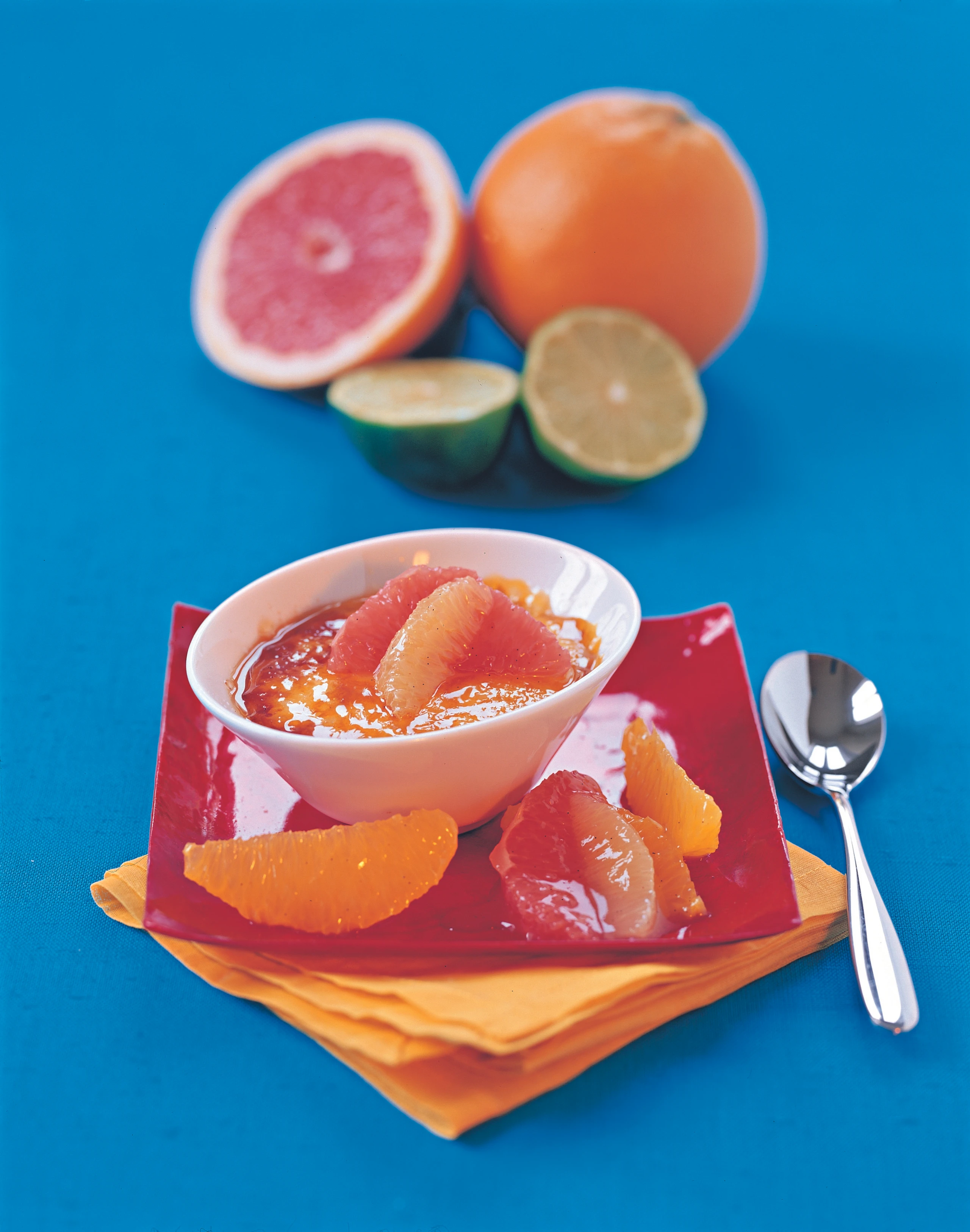 Karamellisiertes Grießkoch mit Zitrussalat