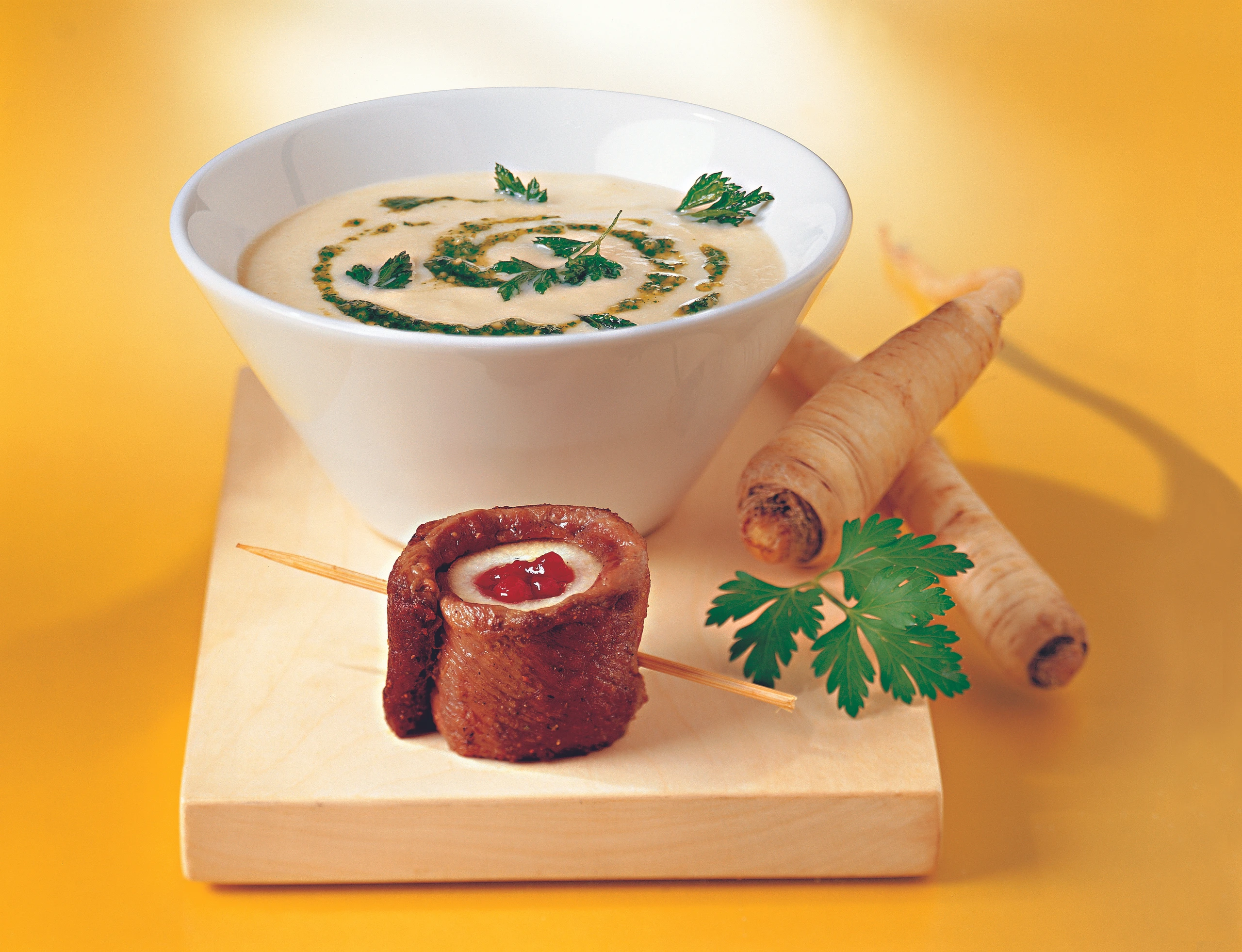 Petersilsuppe mit Rehspieß