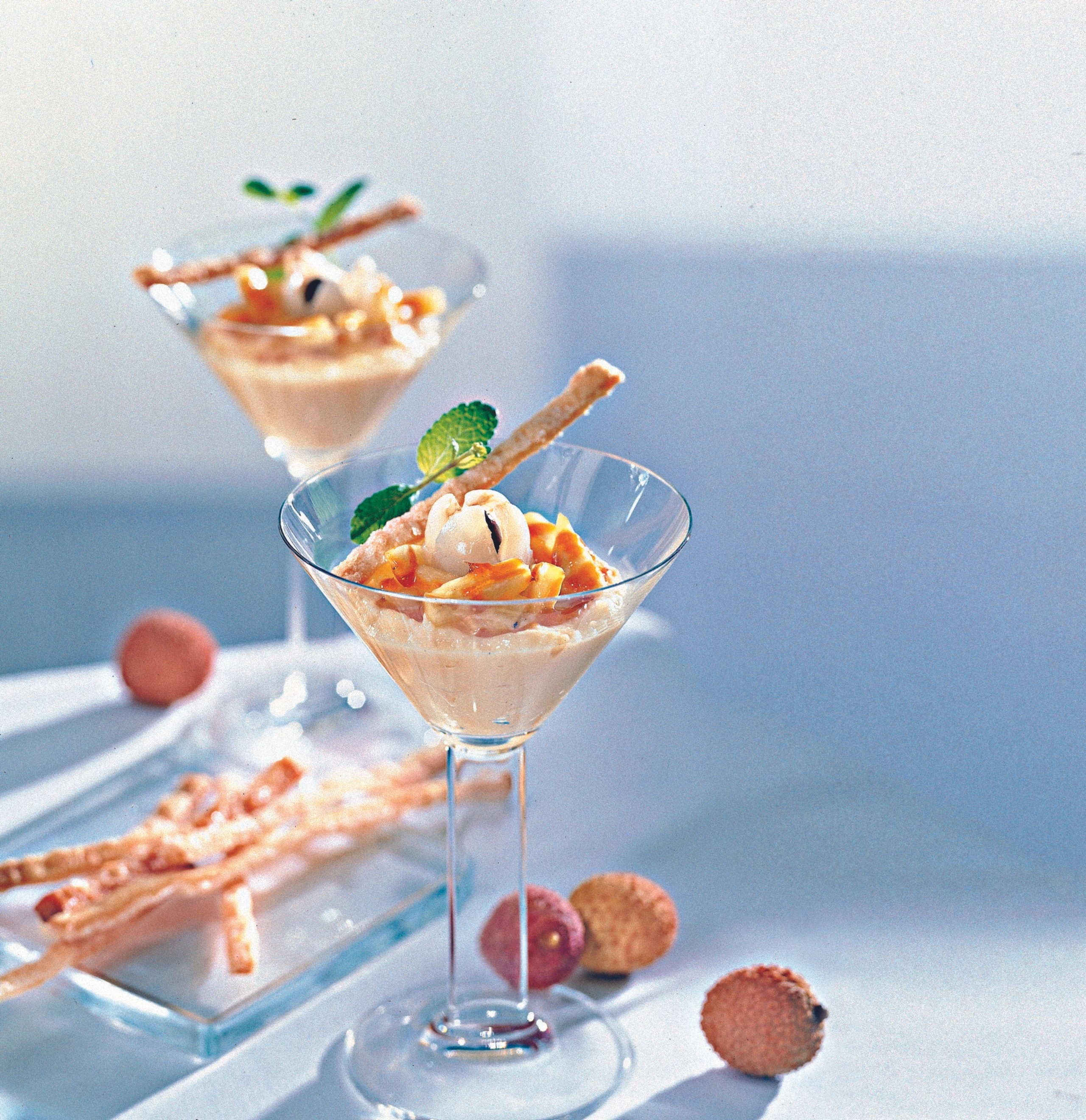 Kokos-Vanillecreme mit Ananas und Zuckerstangerln