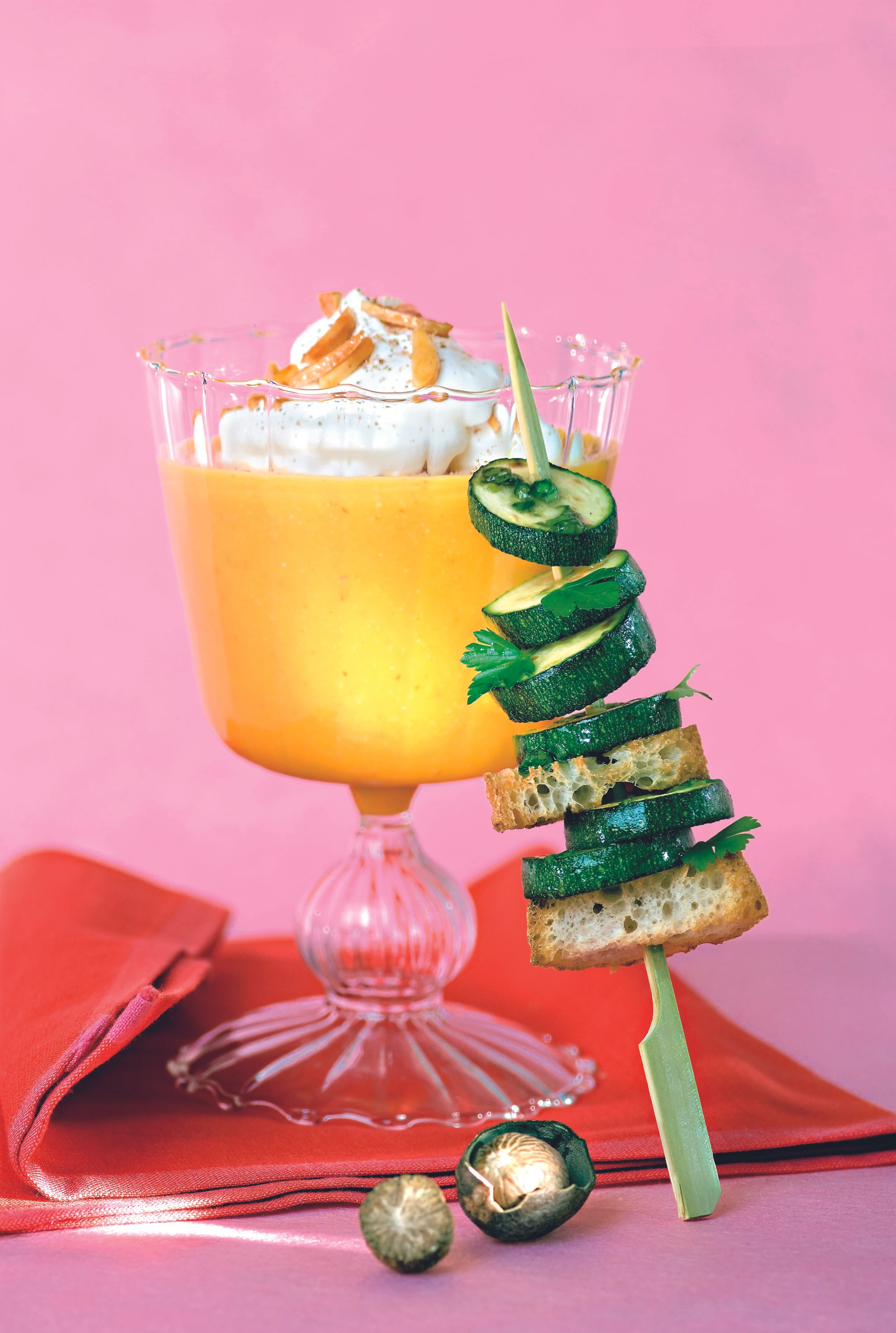 Mandel-Karotten-Suppe mit Zucchini-Brot-Spießchen