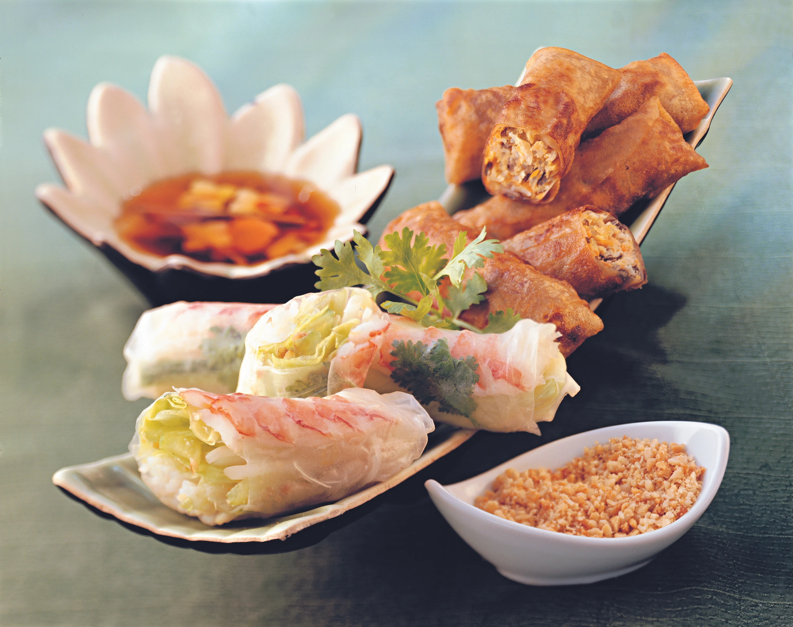 Frische Salatrolle mit Shrimps und knusprige Reispapierrolle