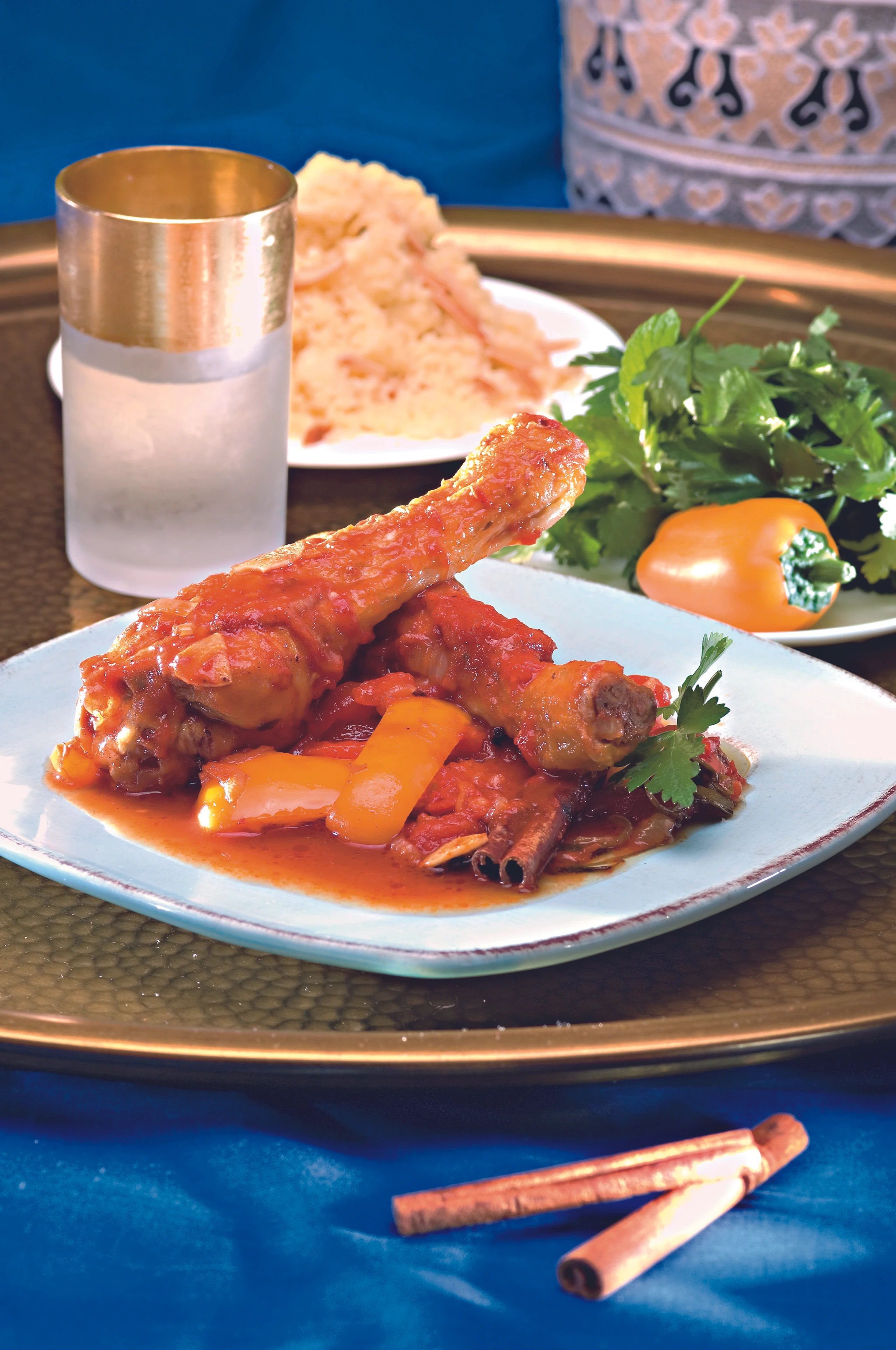 Zimthuhn in Paradeis-Paprikasauce mit Mandel-Couscous