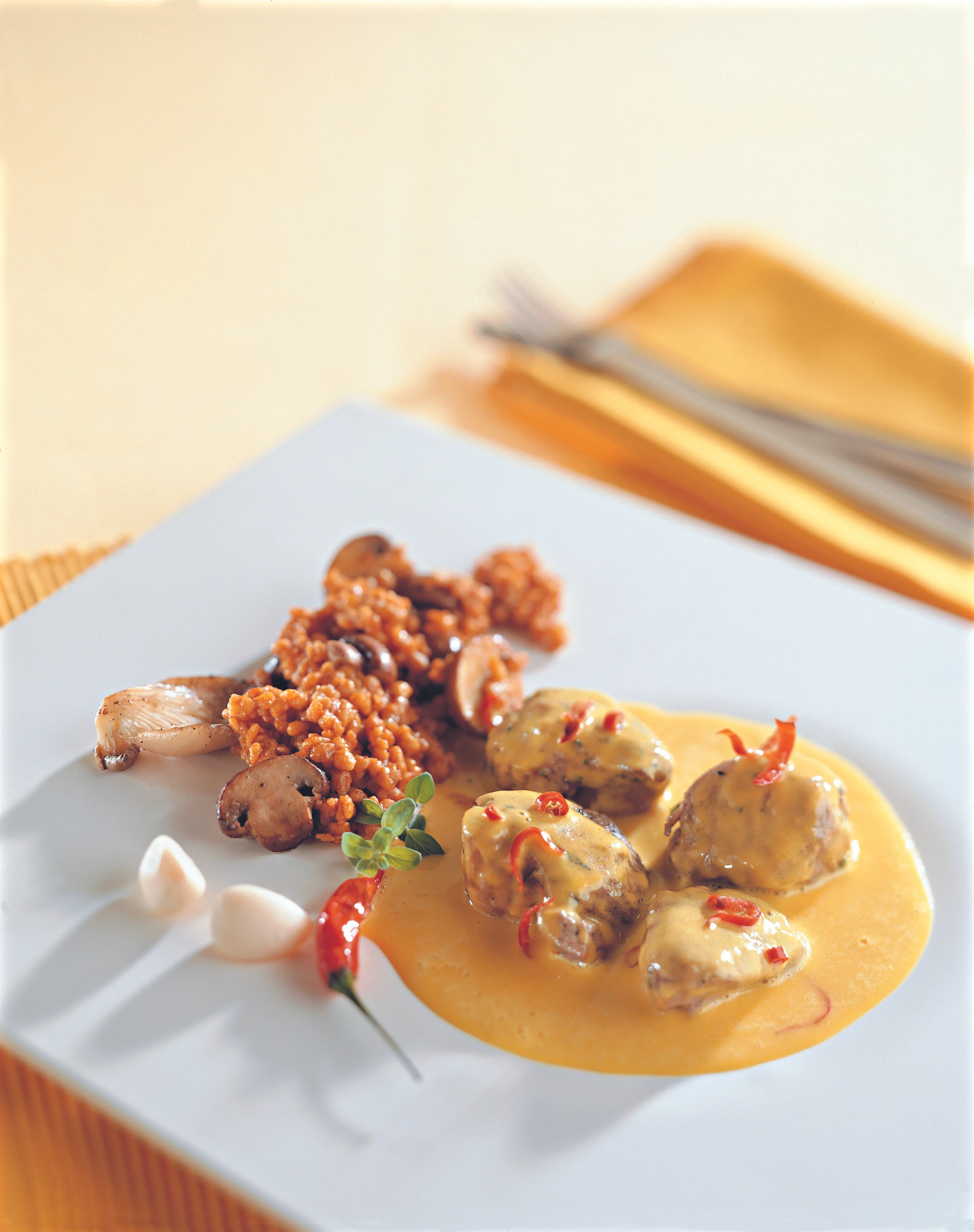 Lammeintopf mit Paprika und Pilz-Tarhonya