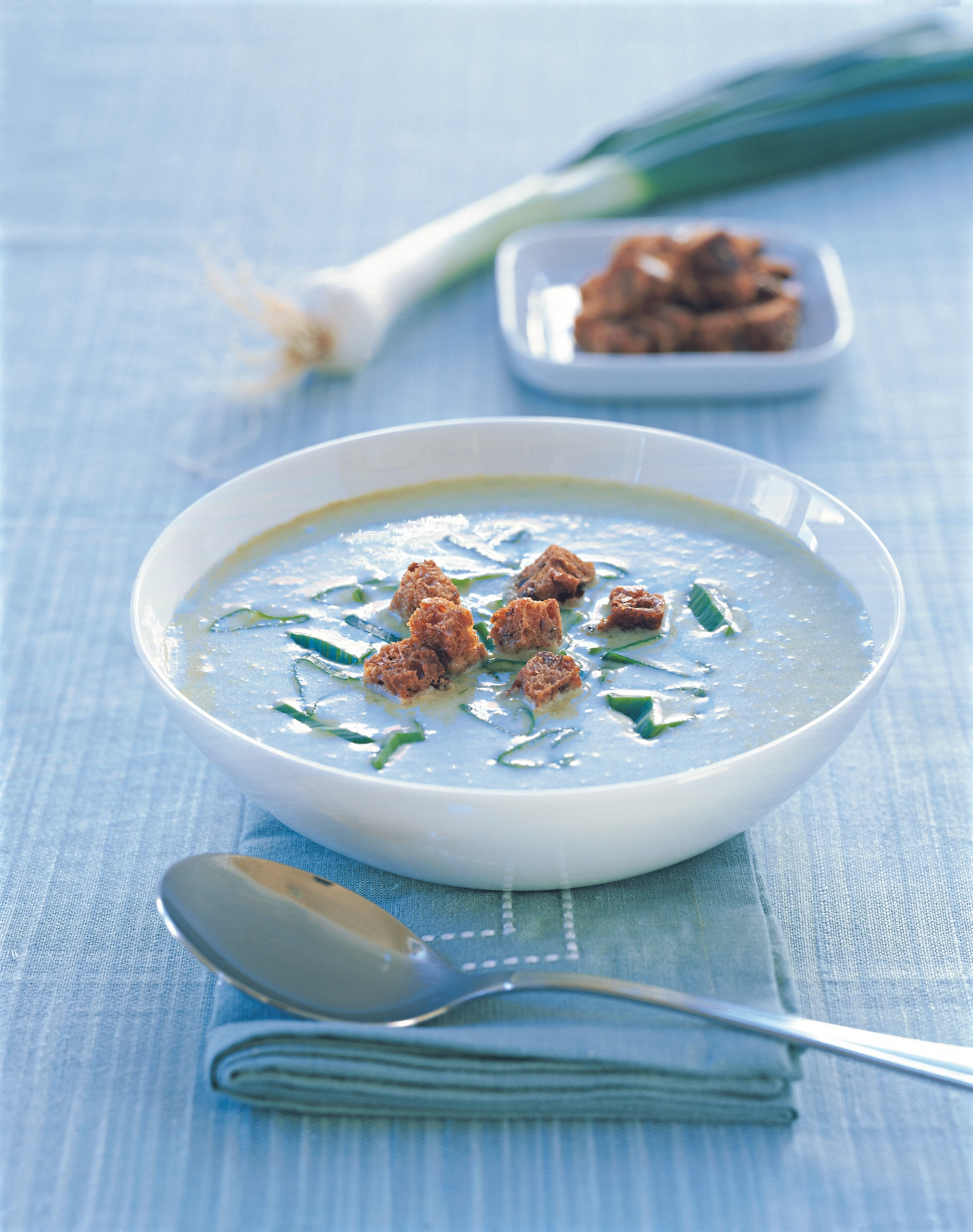 Jungzwiebelsuppe mit Knusperwürfeln