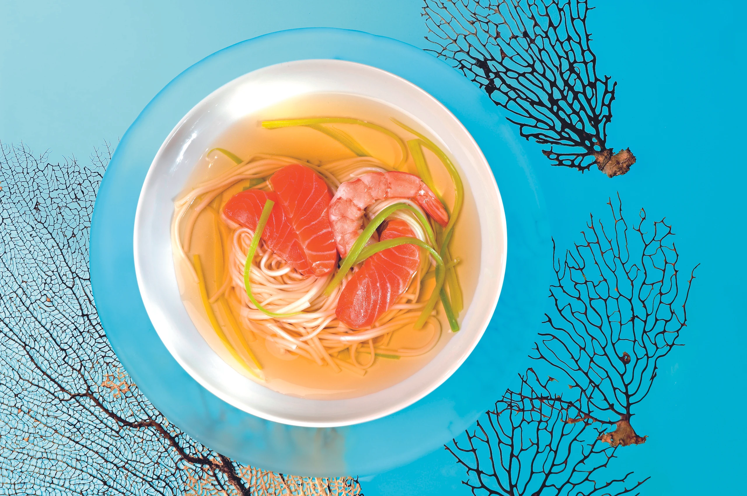 Asia-Fischsuppe mit Lachs, Garnelen und Nudeln