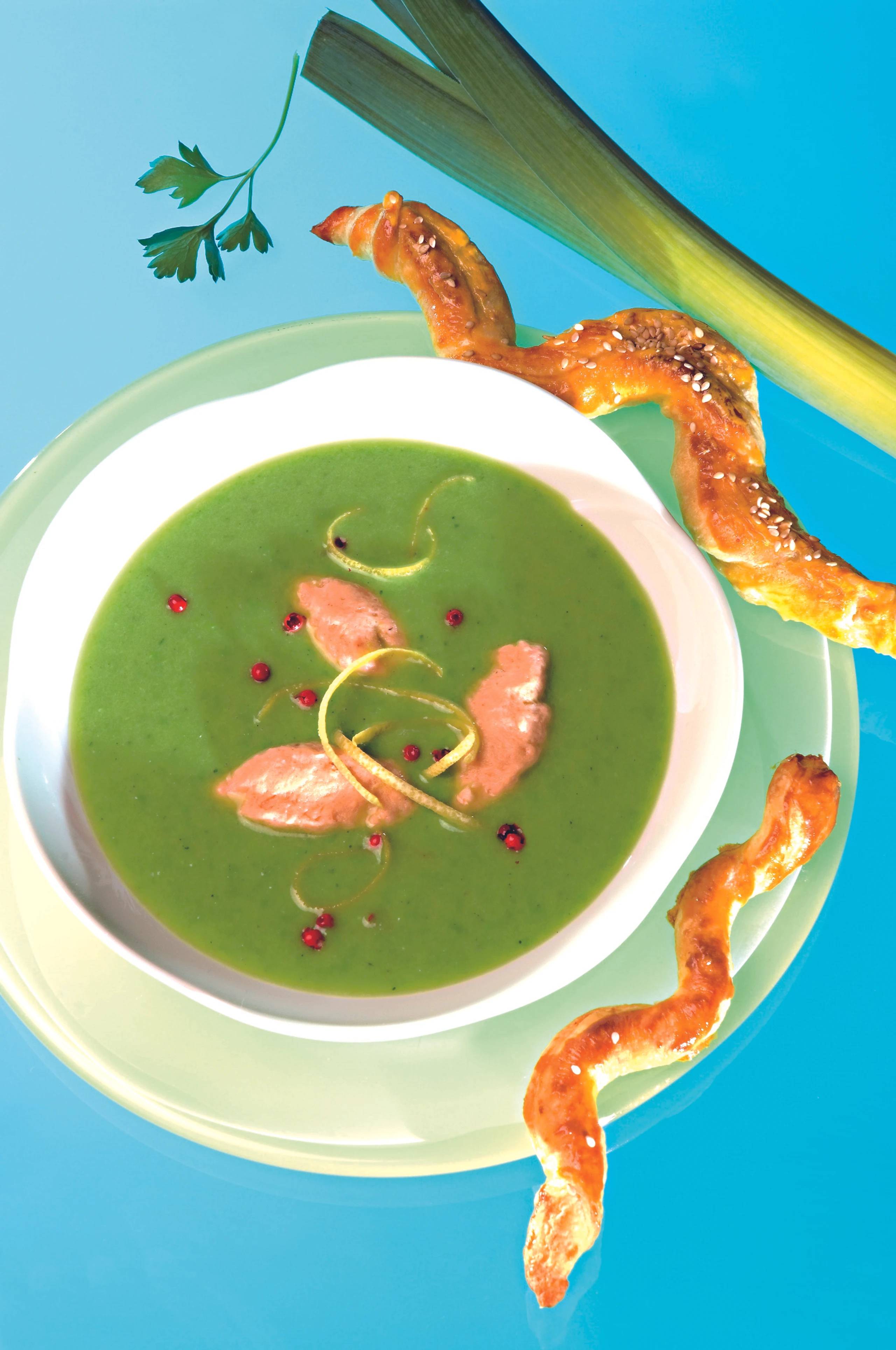 Lauch-Erbsen-Suppe mit Welsnockerln