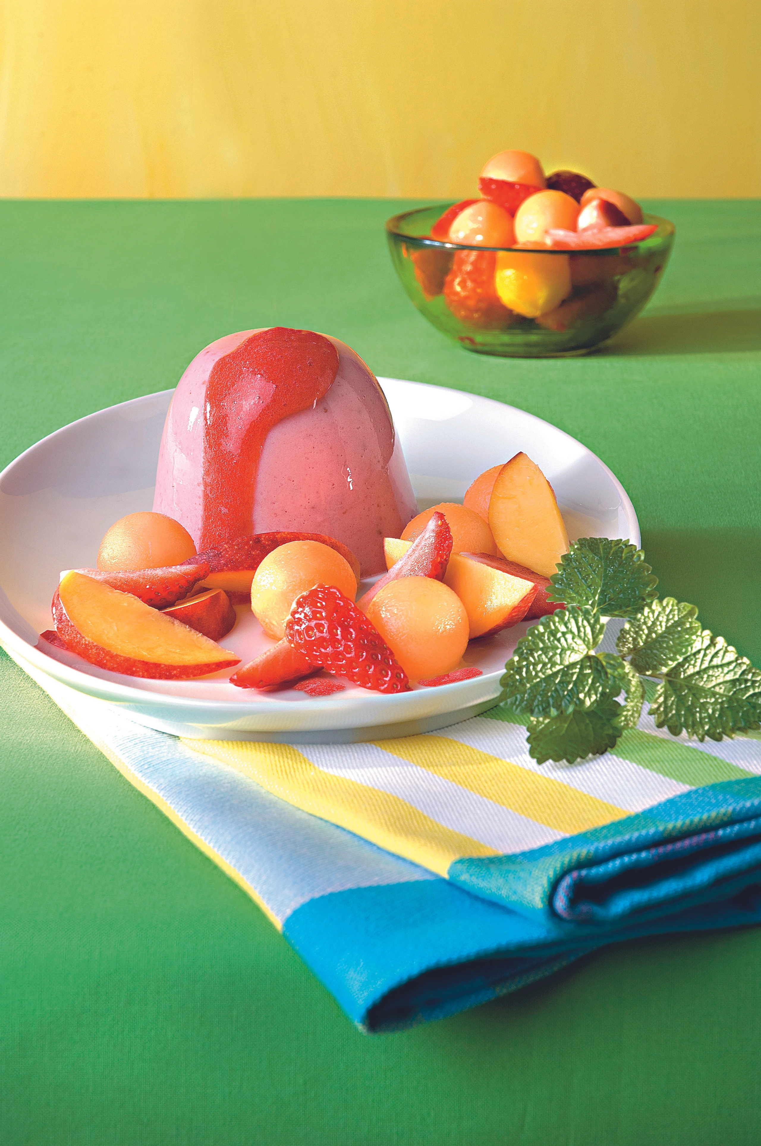 Buttermilch-Erdbeer-Flan mit Fruchtsalat