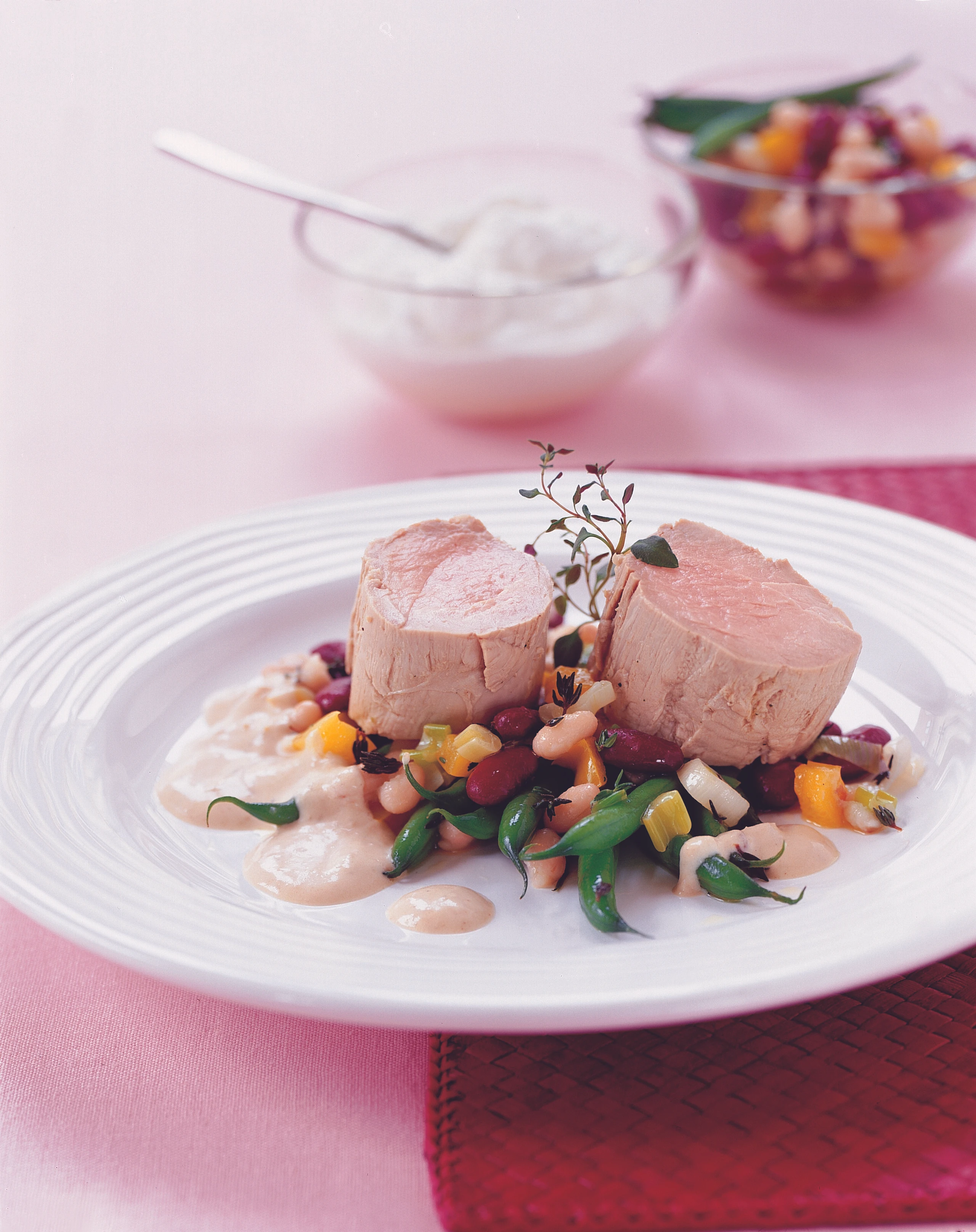 Pochiertes Schweinsfilet auf Bohnengemüse und Rahmsauce