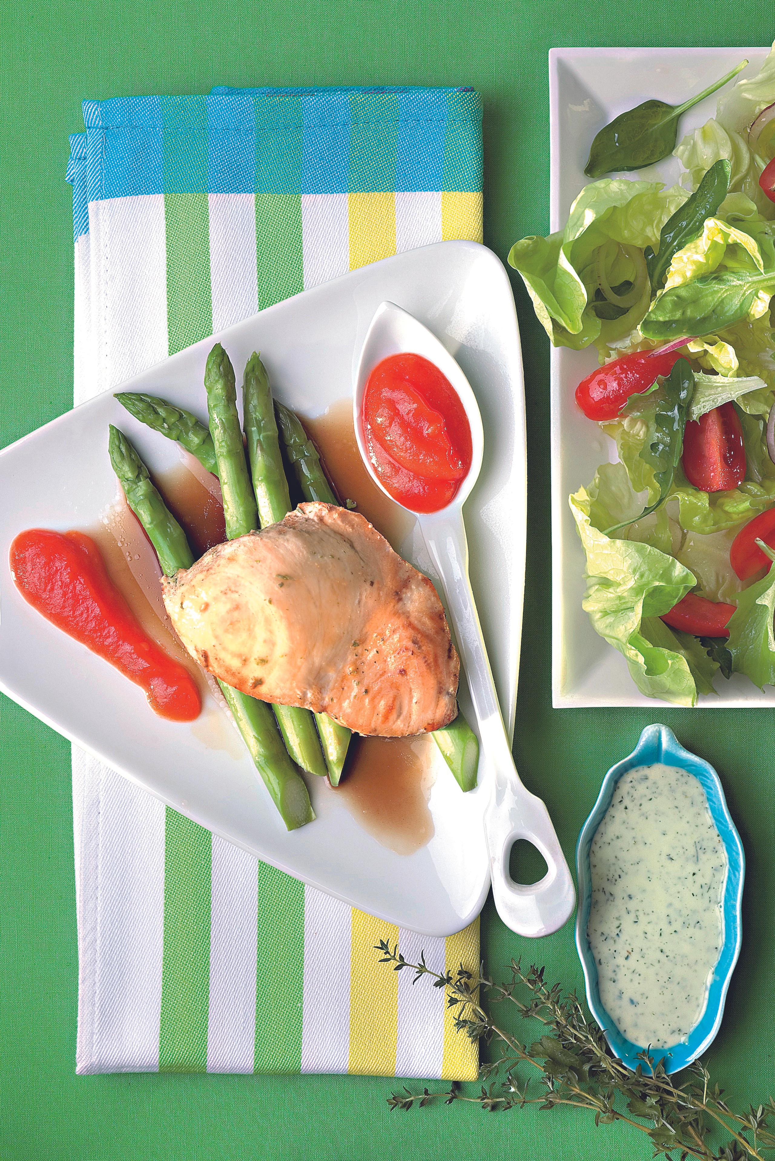 Gebratenes Fischfilet mit Spargel und Paprika-Dip