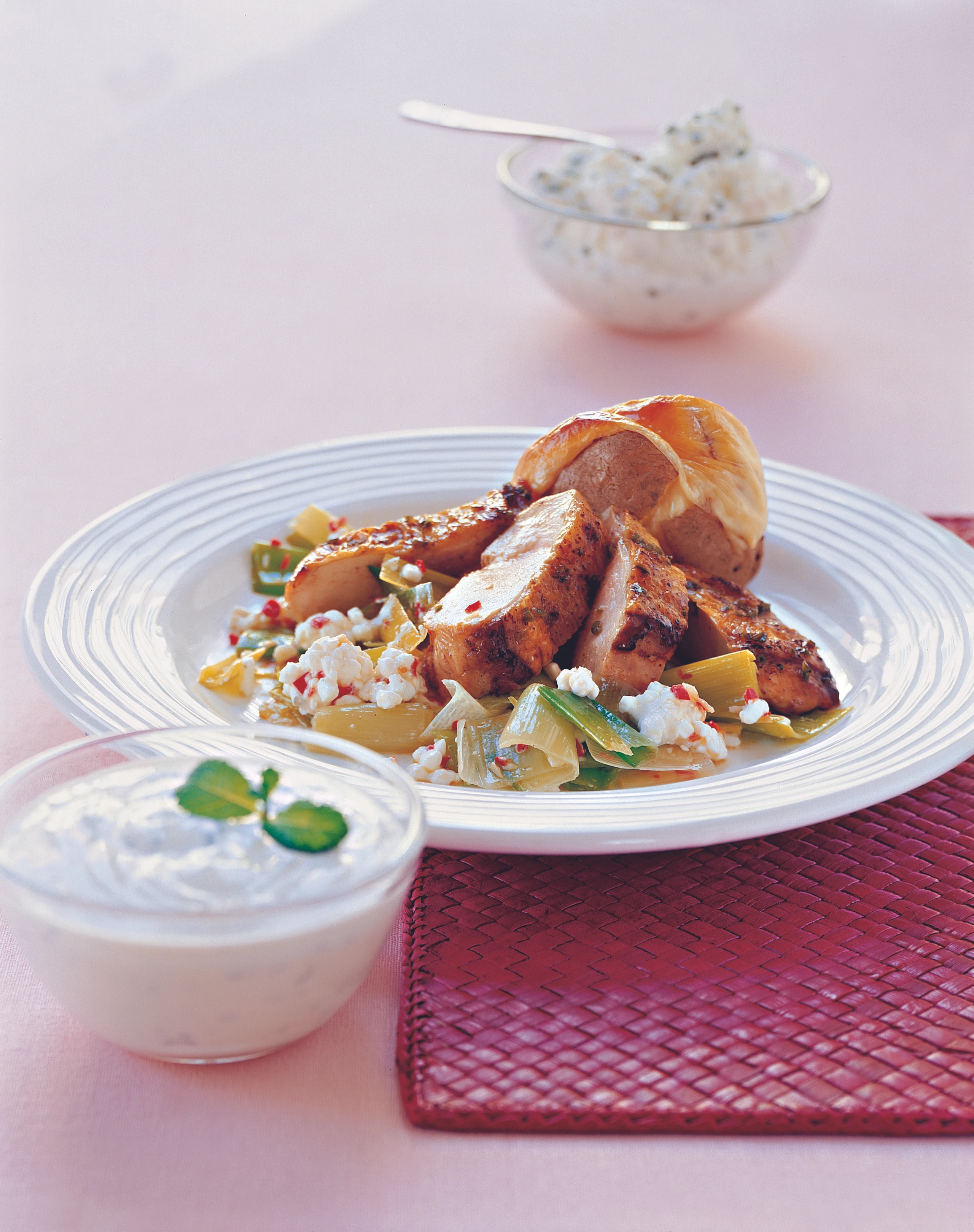 Gegrilltes Hühnerfilet mit Lauchgemüse und Rahm-Dip