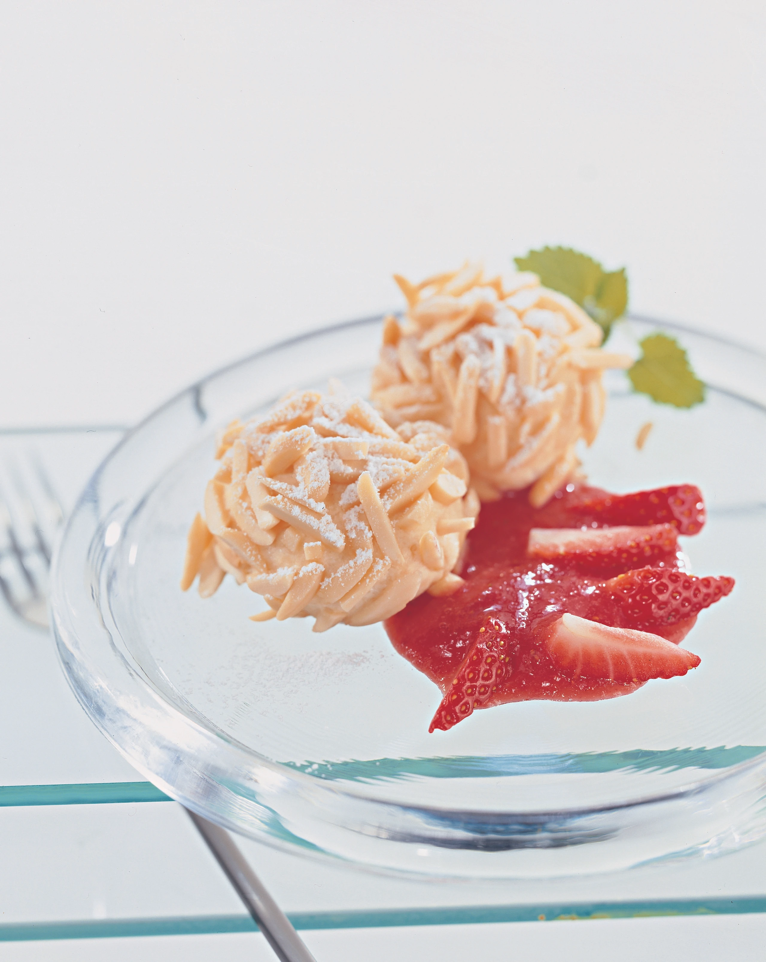 Topfenknödel mit Mandeln und Erdbeeren