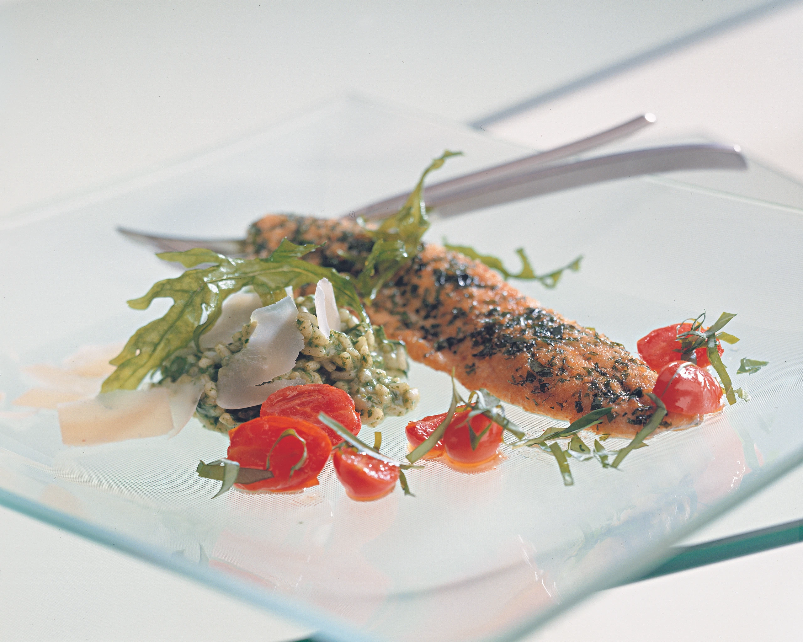 Kräutersaibling auf geschmolzenen Paradeisern und Rucola-Risotto