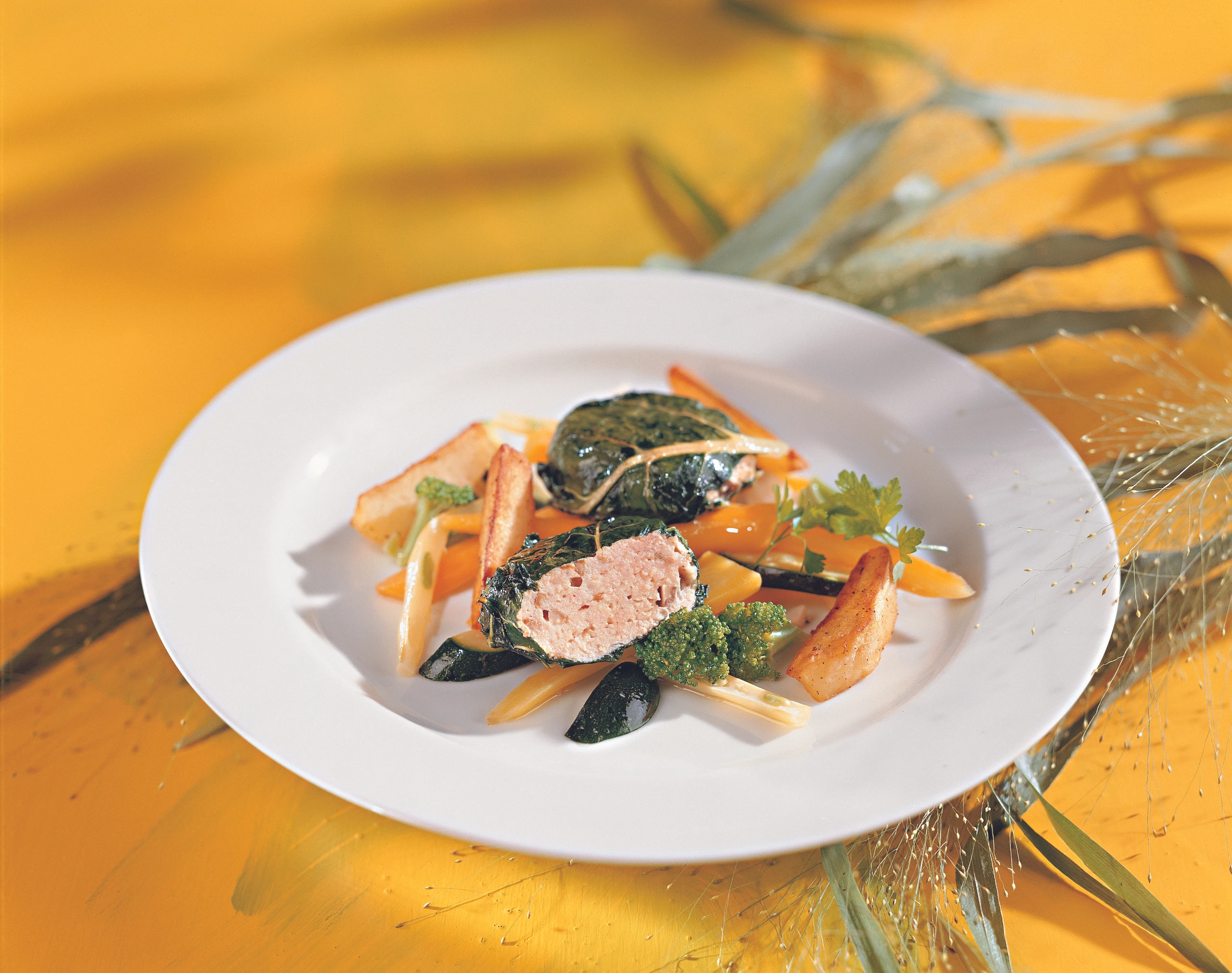 Putenfaschiertes im Mangoldblatt mit Butter-Gemüse