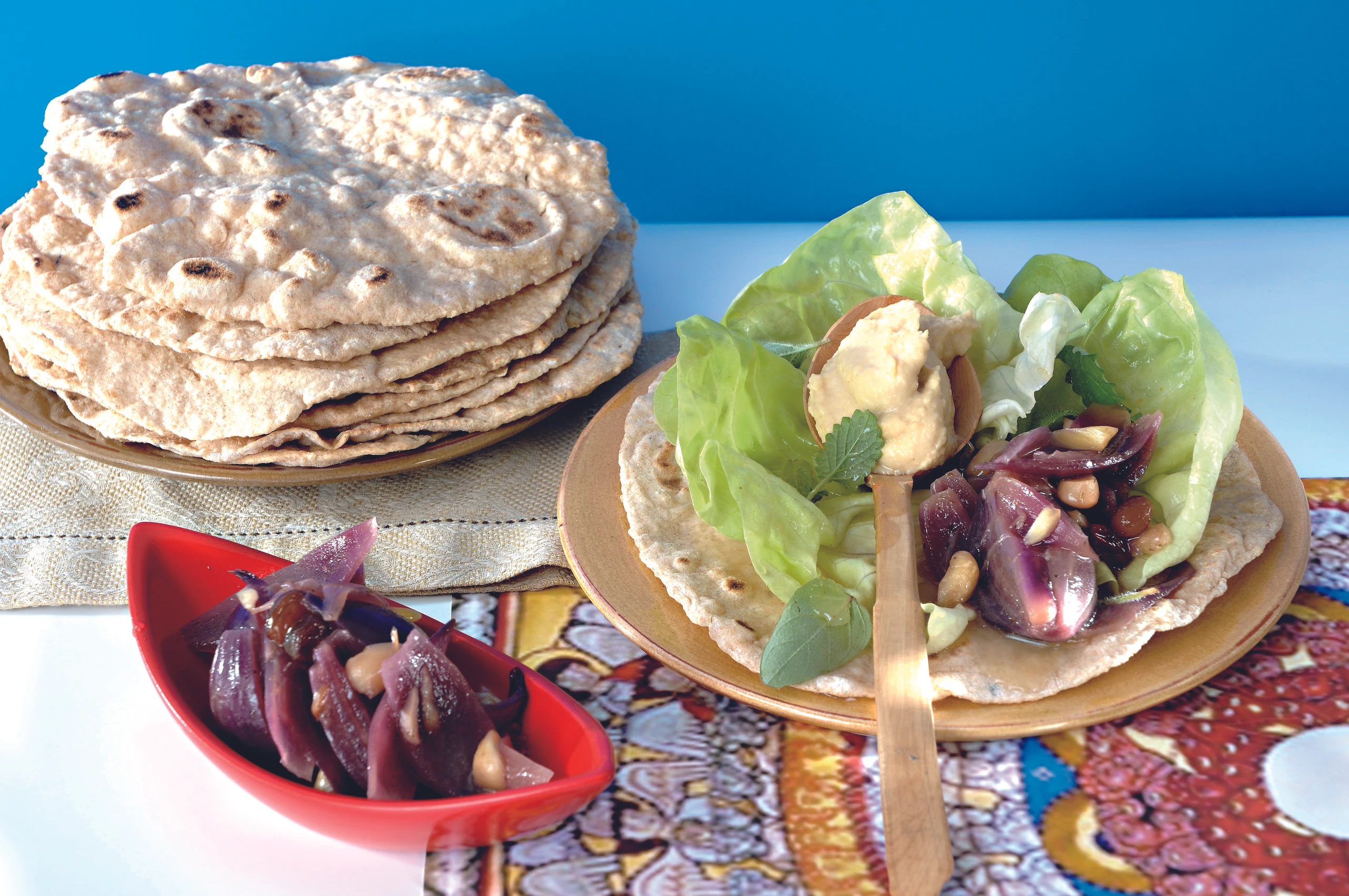 Hafer-Dinkel-Fladen mit Kräutersalat und Kichererbsencreme