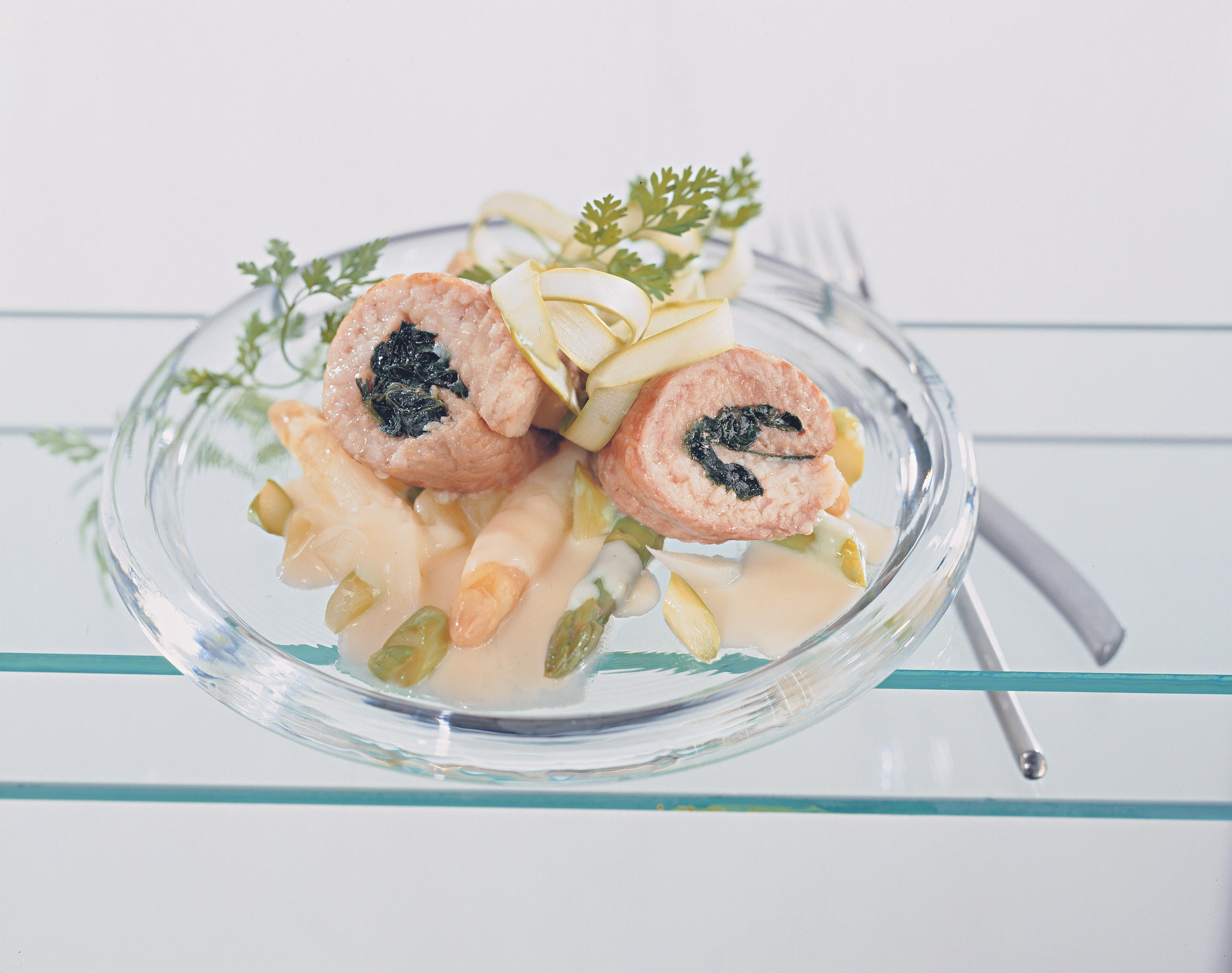 Wels in der Folie mit Spargelragout