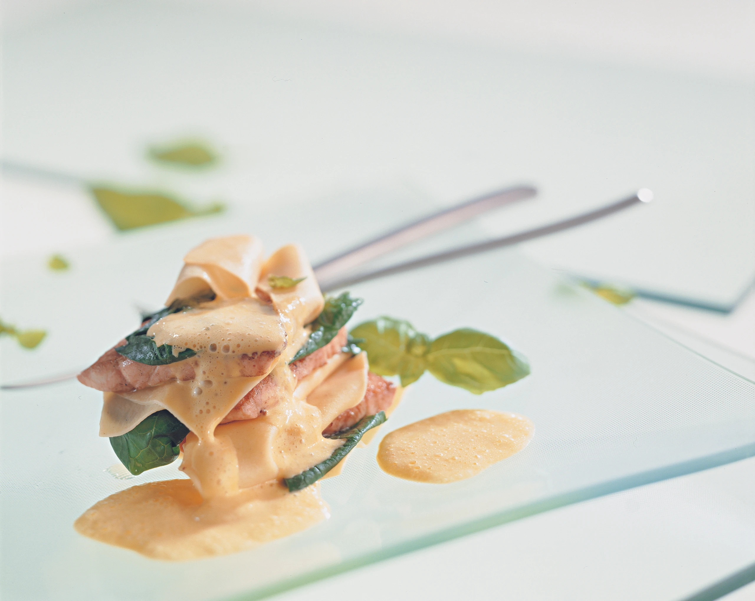 Lachsforellen-Lasagne mit Riesling-Safransauce