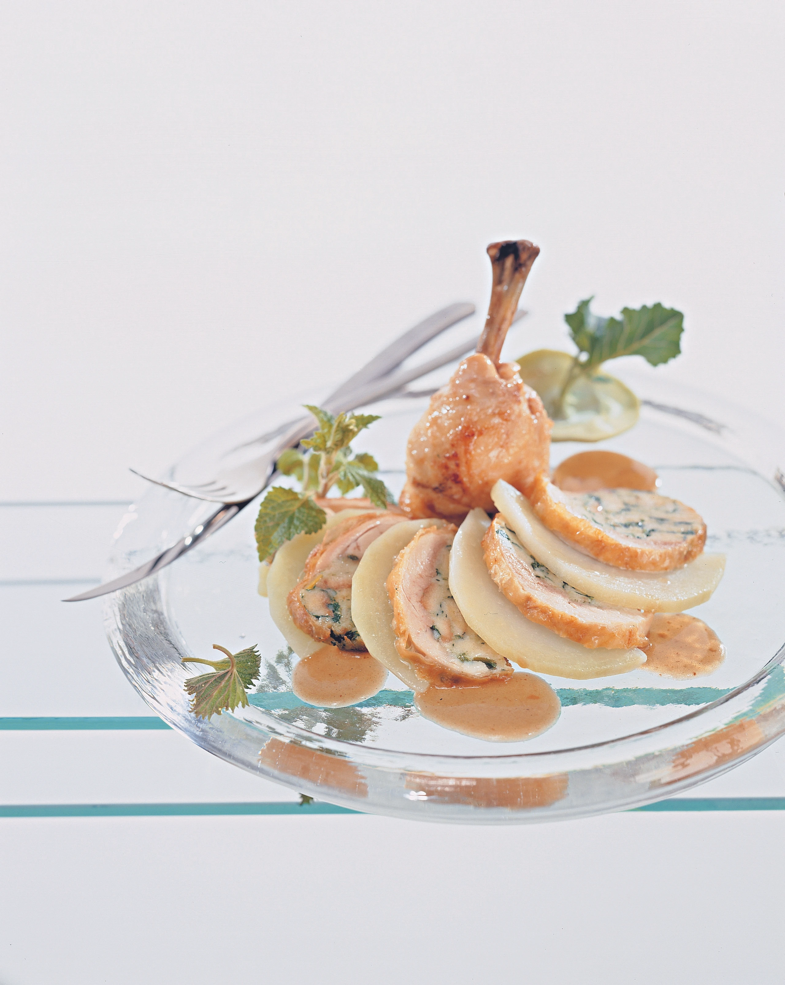 Gefüllte Hühnerkeulen mit Kohlrabigemüse