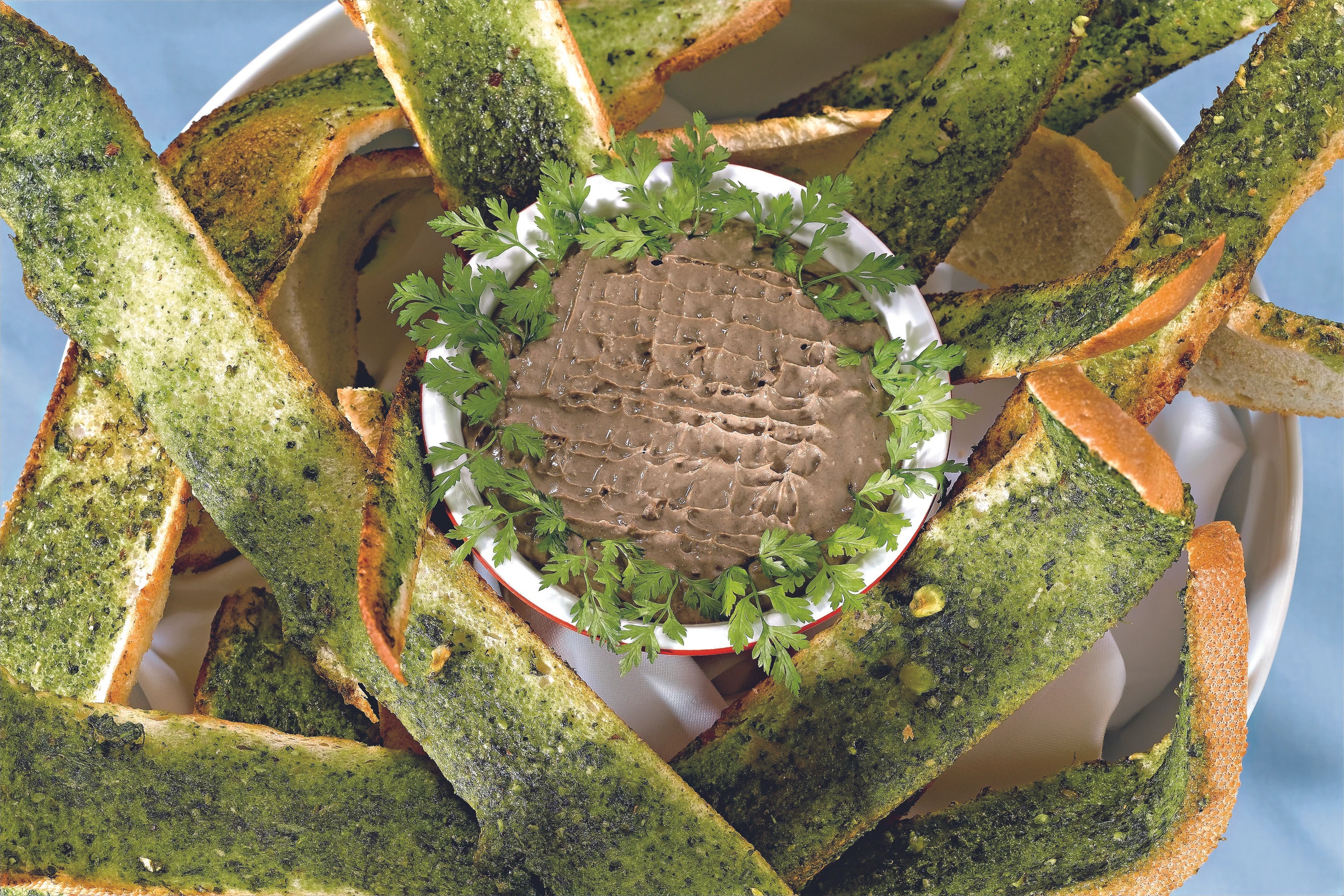 Hühnerlebermousse mit Pesto-Baguette