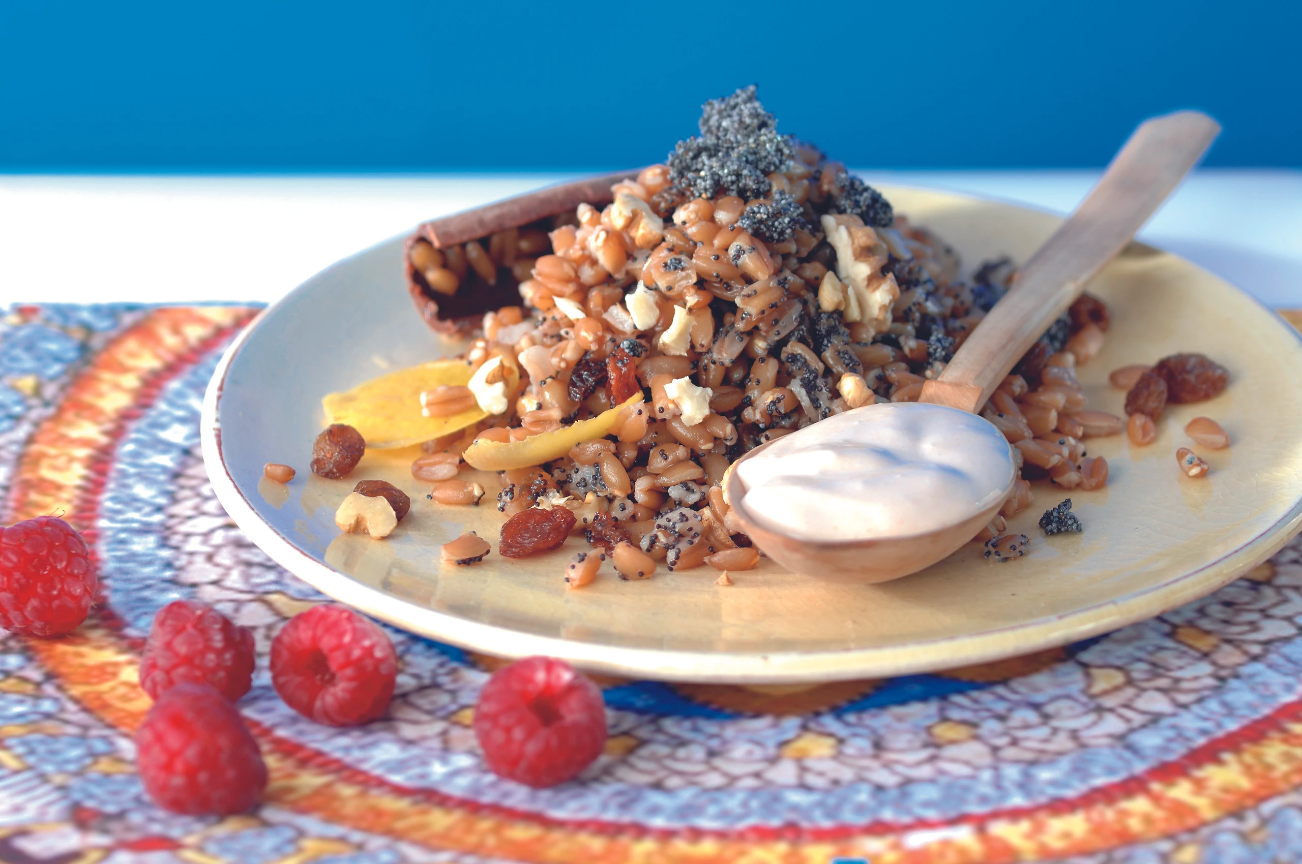 Körniger Dinkel mit Mohn und Himbeeren