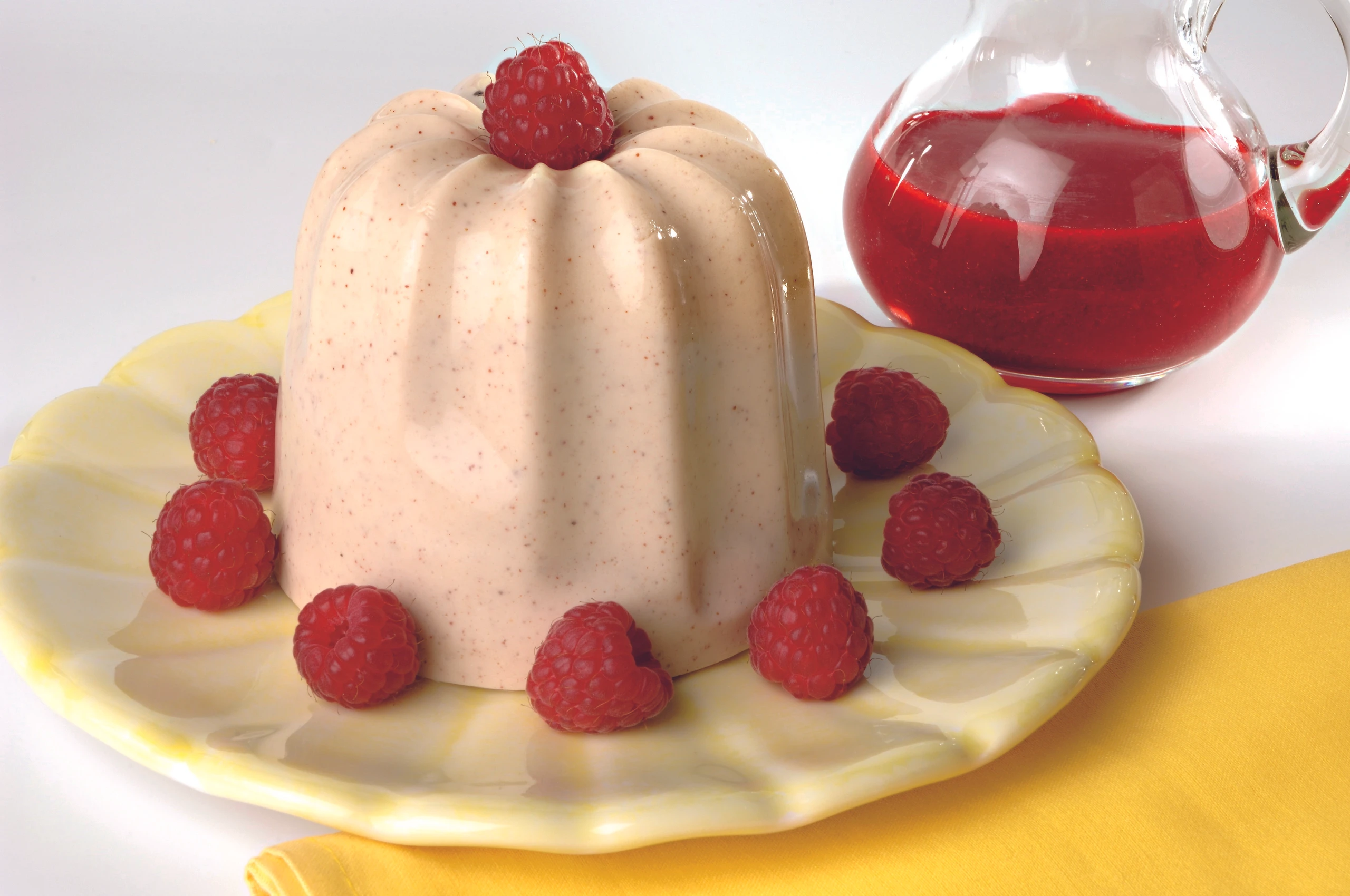 Haselnuss-Joghurt-Pudding mit Himbeersauce