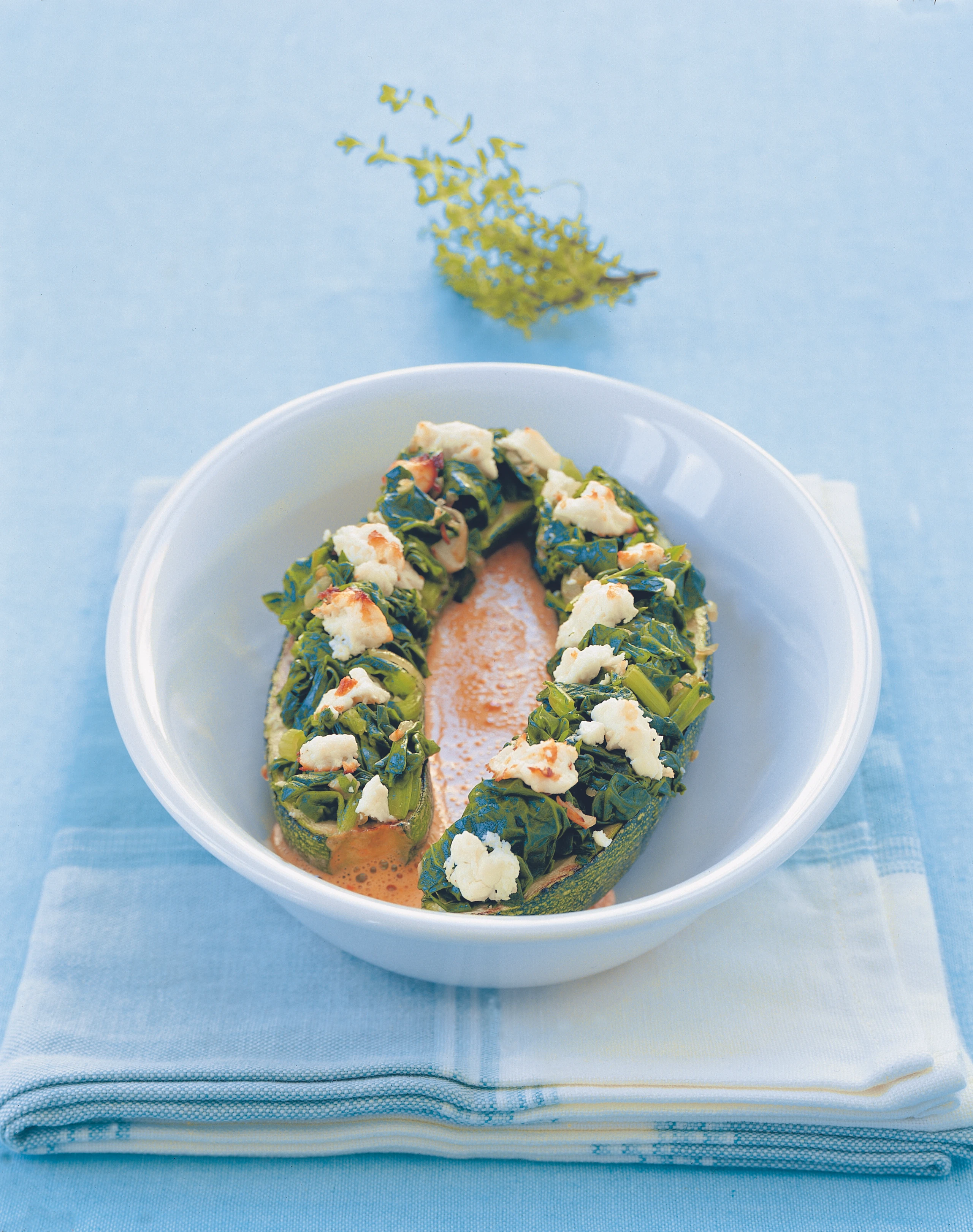 Gefüllte Zucchini mit Spinat, Feta und Paprikasauce