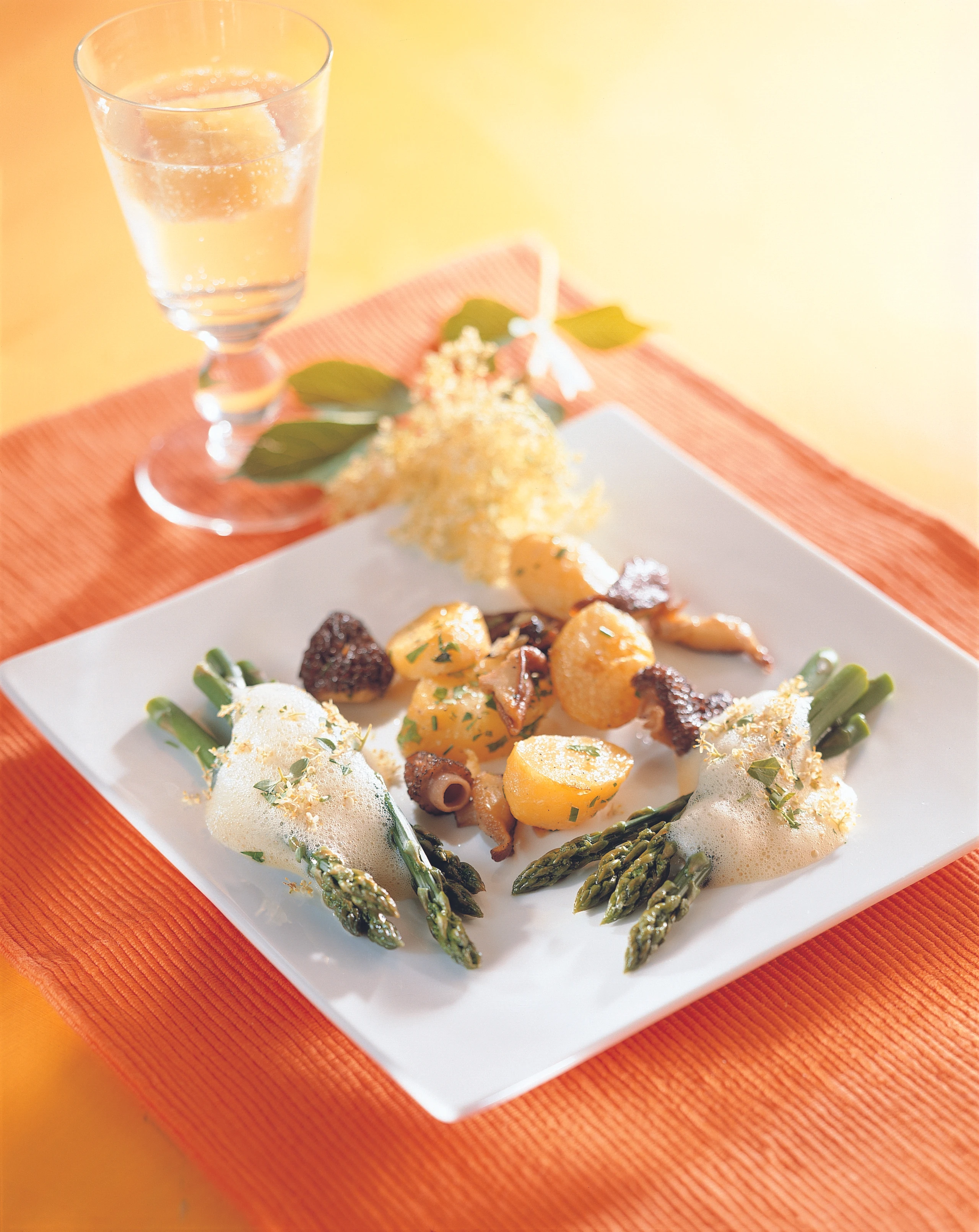 Heurige mit Pilzen, Spargel und Holunderblüten-Sauce